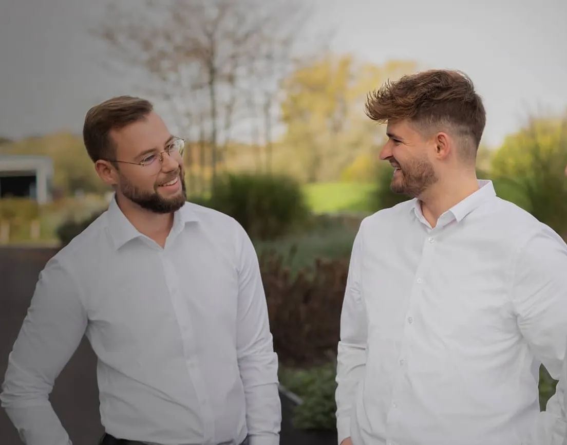 Männer in weißem Hemd