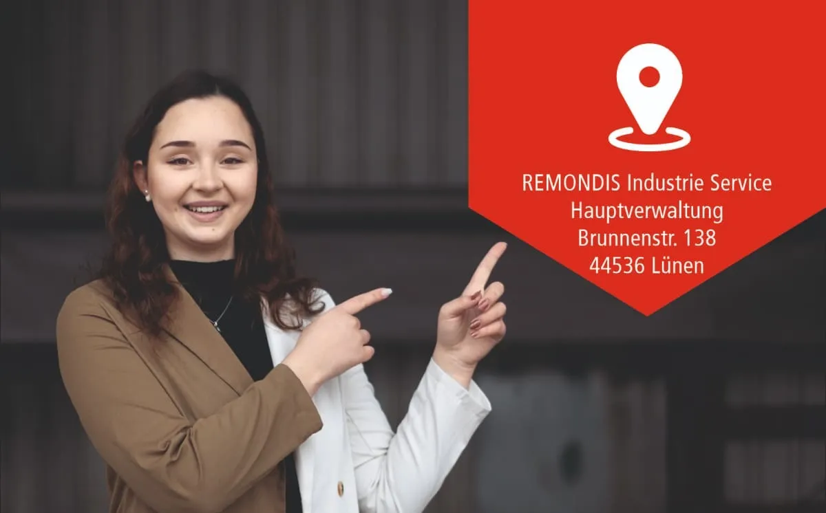 Frau zeigt auf Adresse