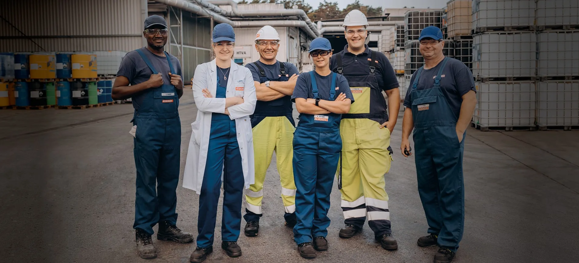 Junge Mitarbeiter in Arbeitskleidung