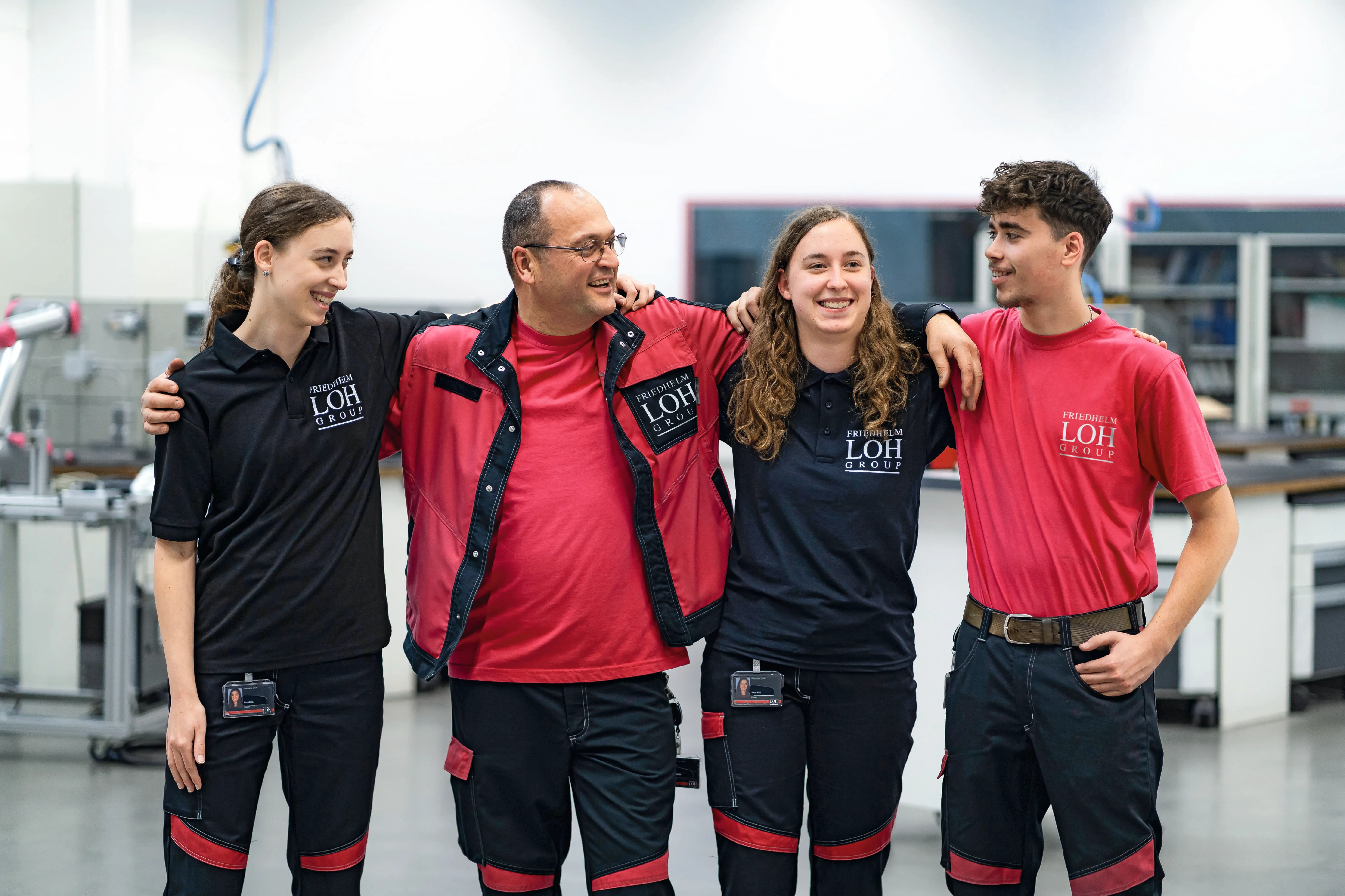 Azubi bedient eine Maschine