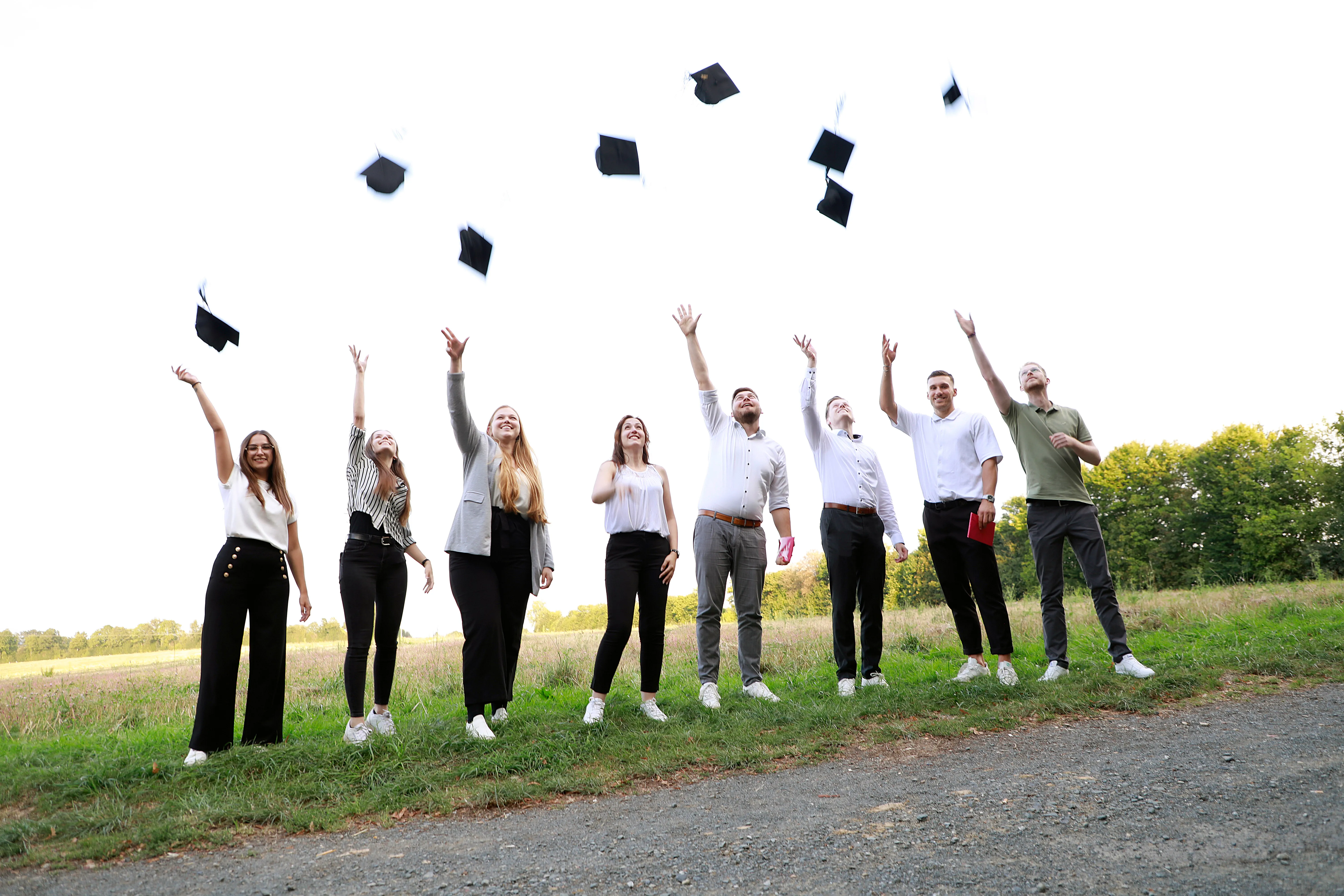 Absolventen werfen ihre Kappen hoch