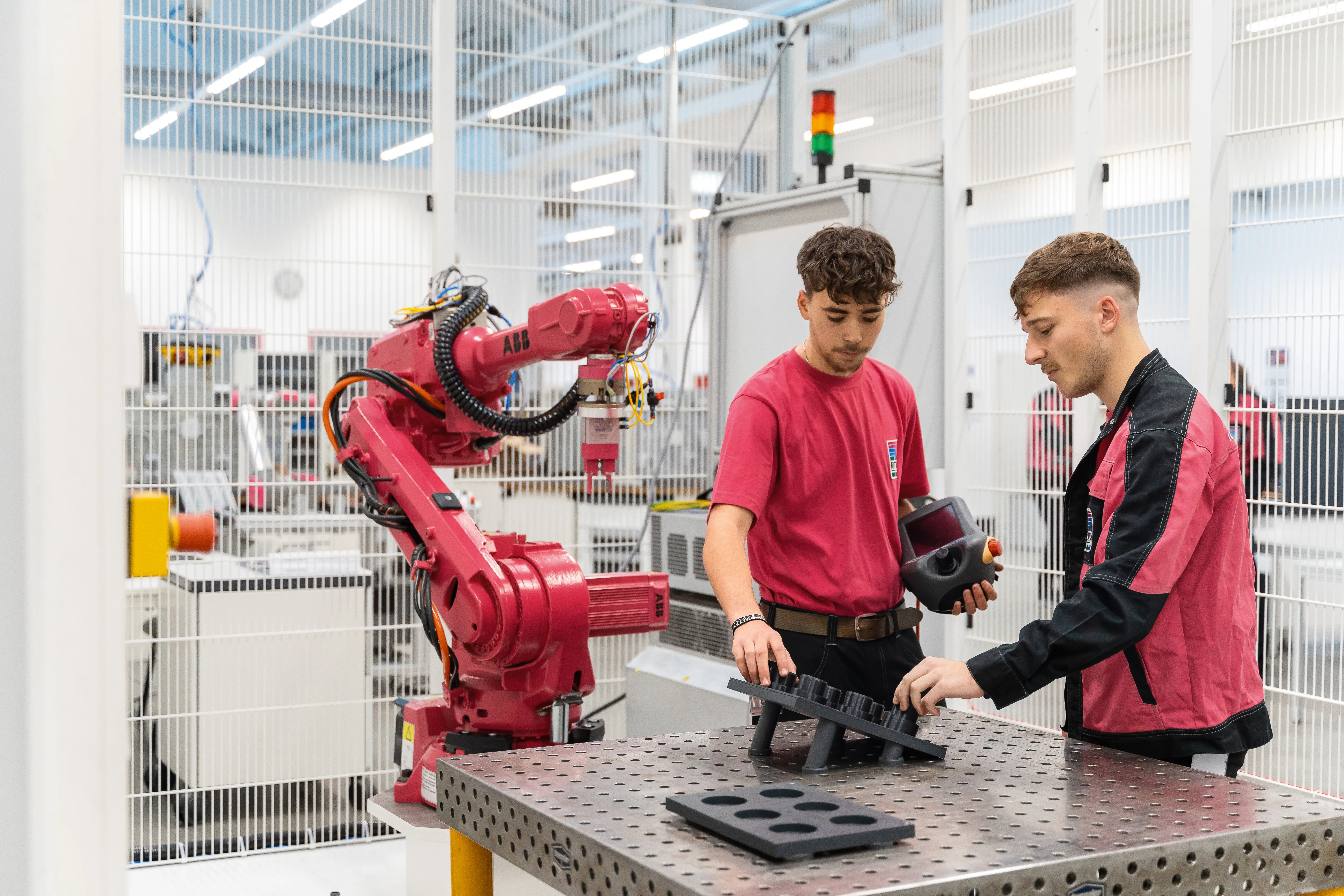 Absolventen werfen ihre Kappen hoch