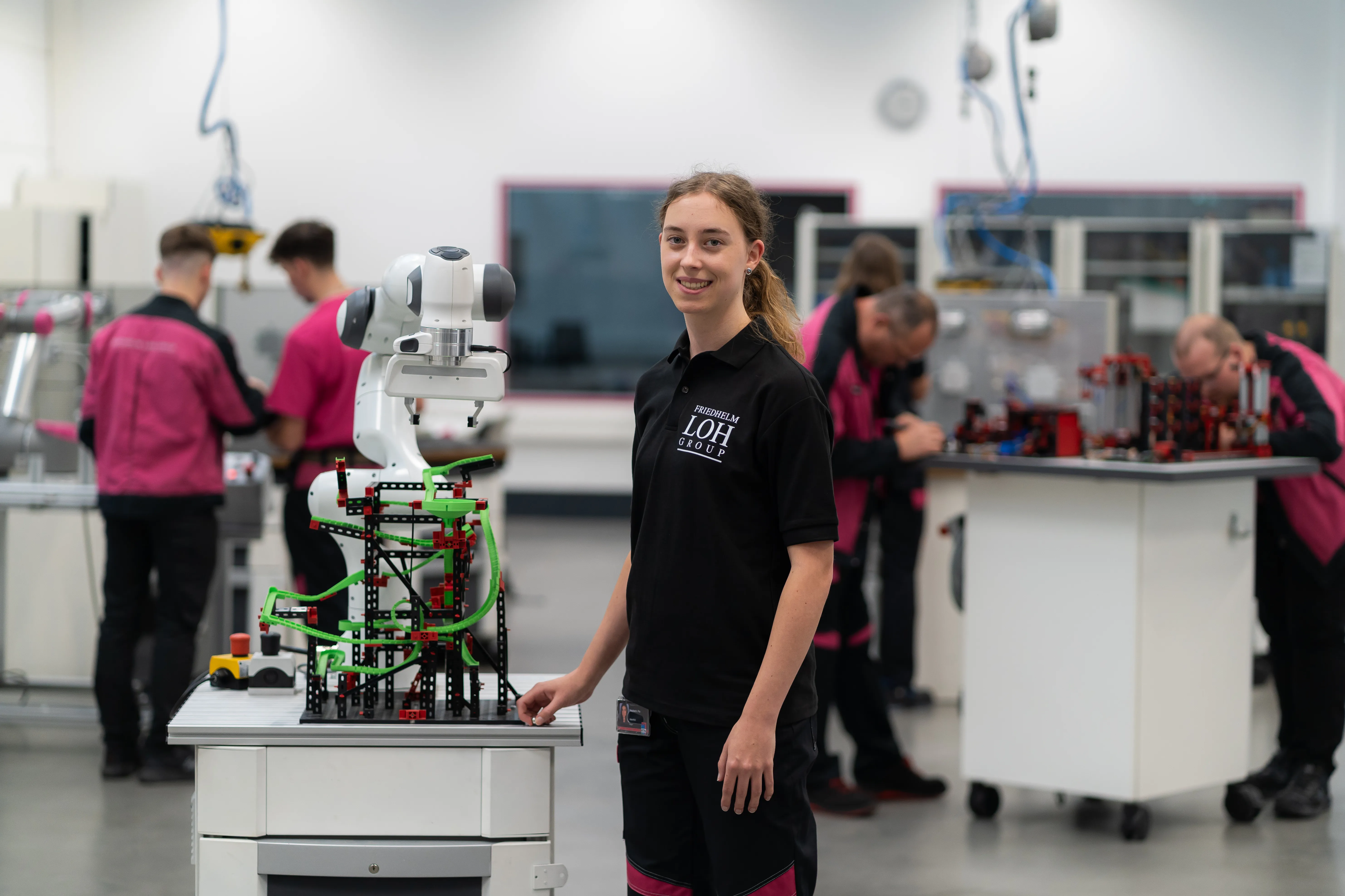 Junge Frau hält einen Collegeblock