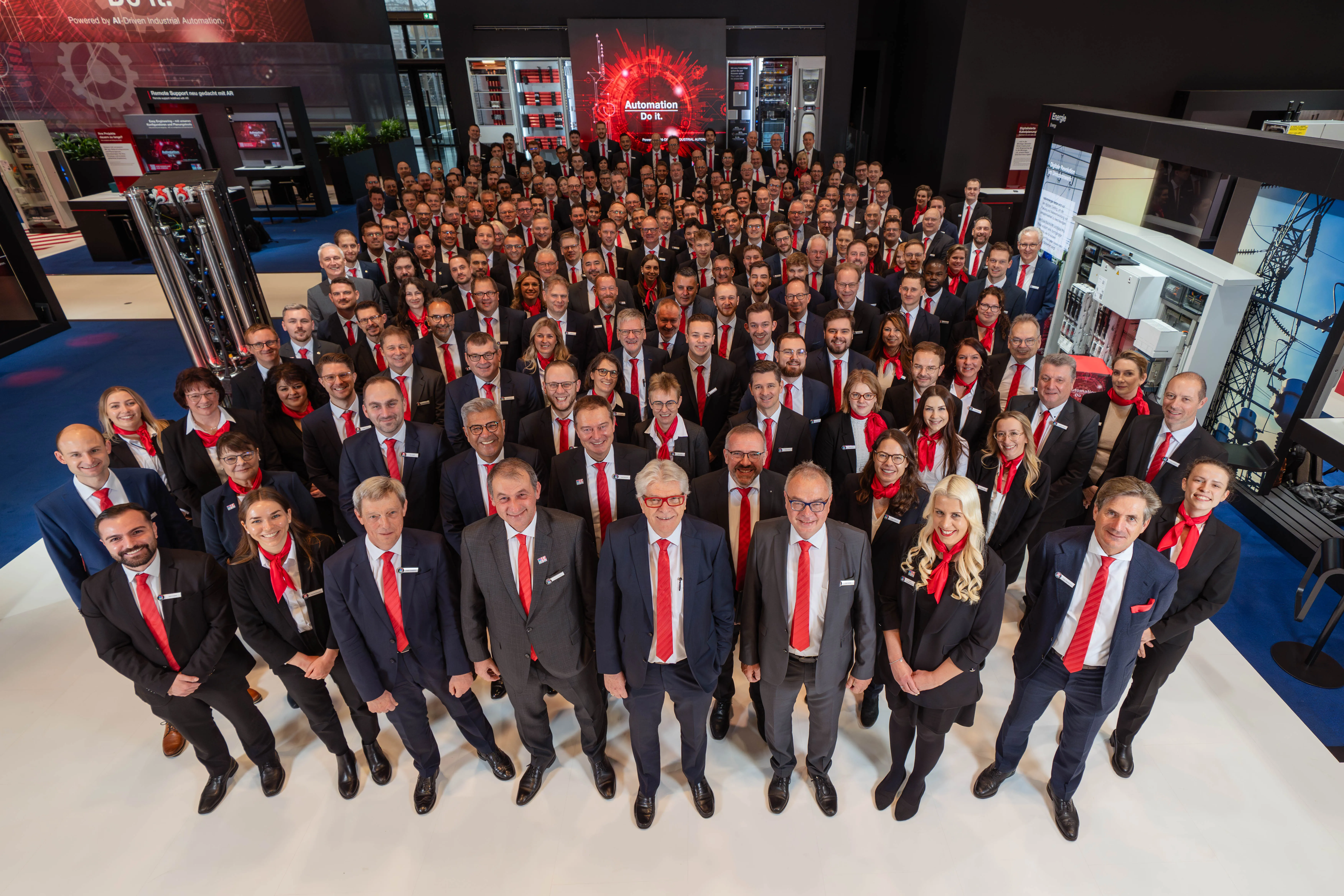 GruppenfotoMitarbeiter im Anzug