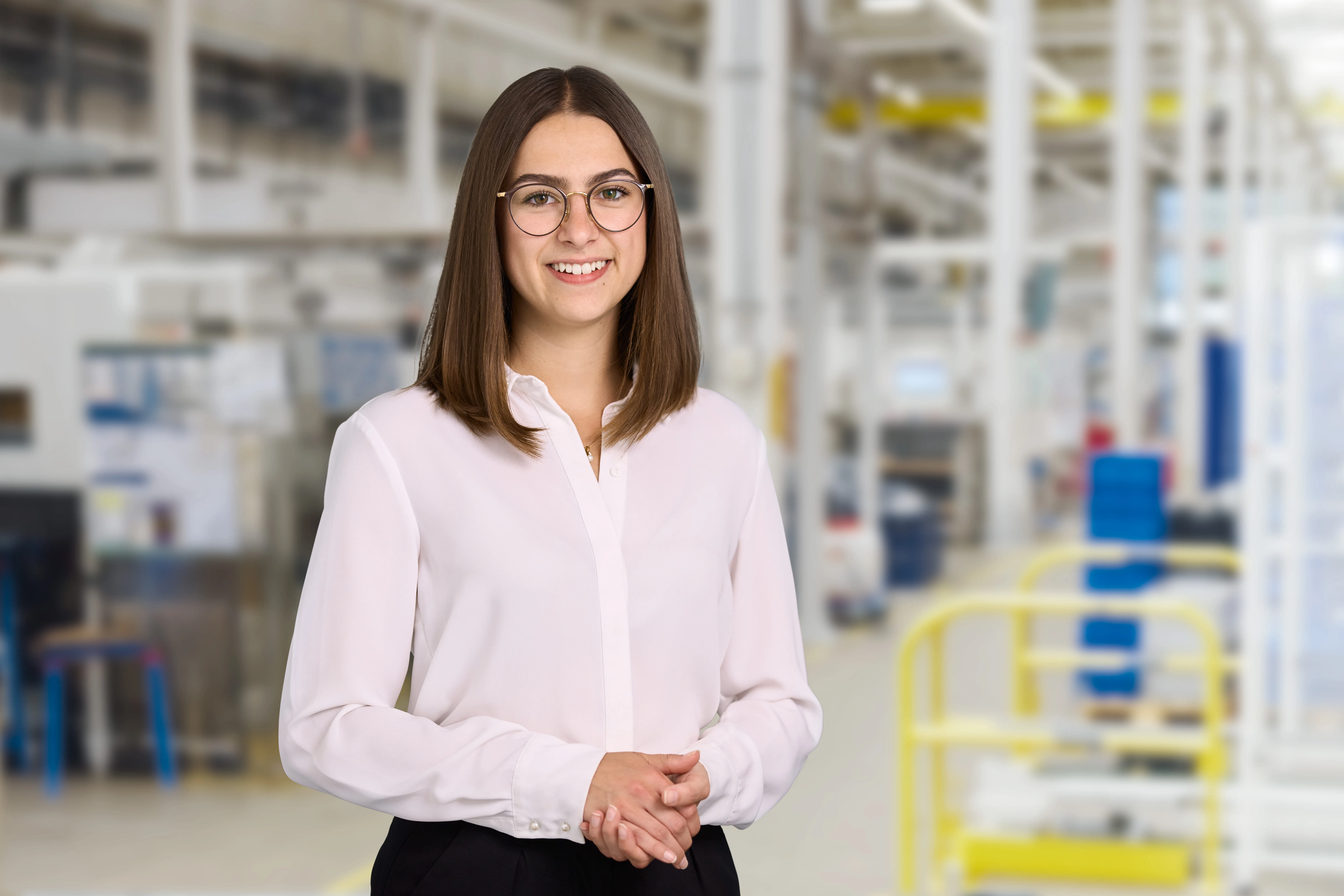 Eine lächelnde Frau im Büro von Rittal GmbH & Co. KG, Informationstechnologie-Branche.