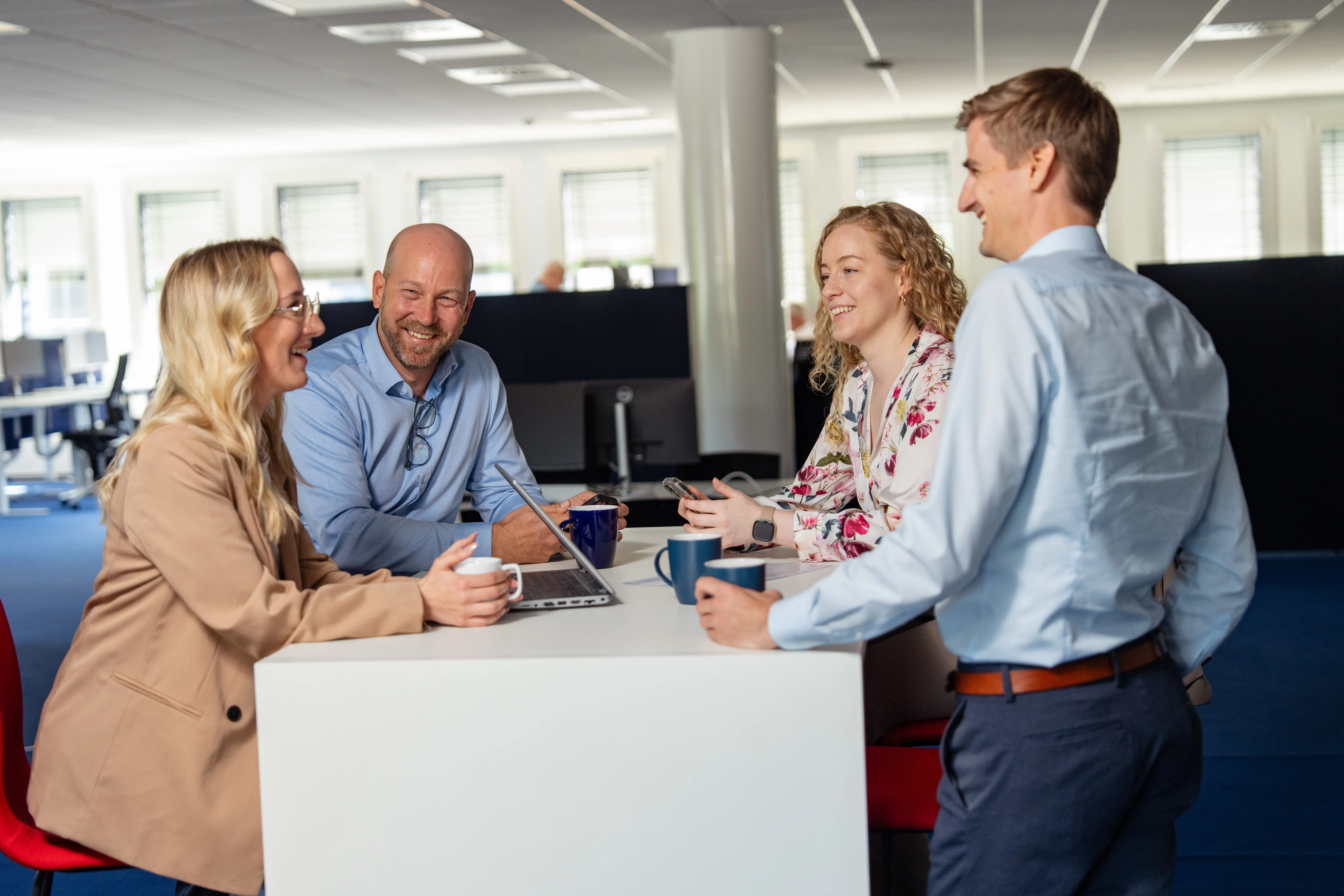 Mitarbeiten im Anzug lächeln