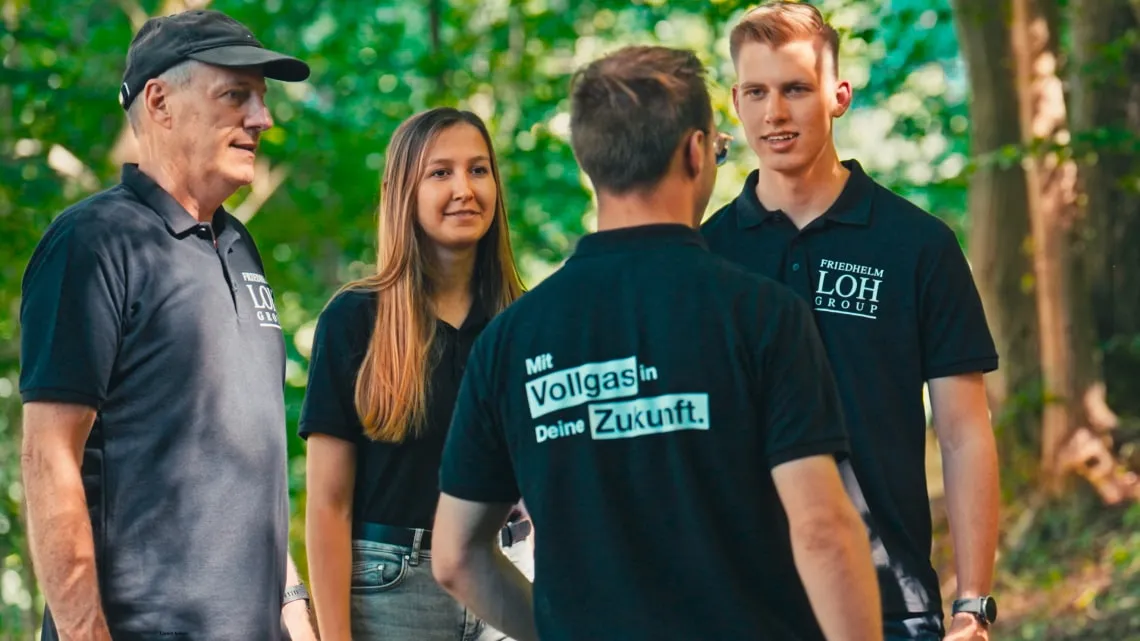 Mitarbeiter unterhalten sich im Wald