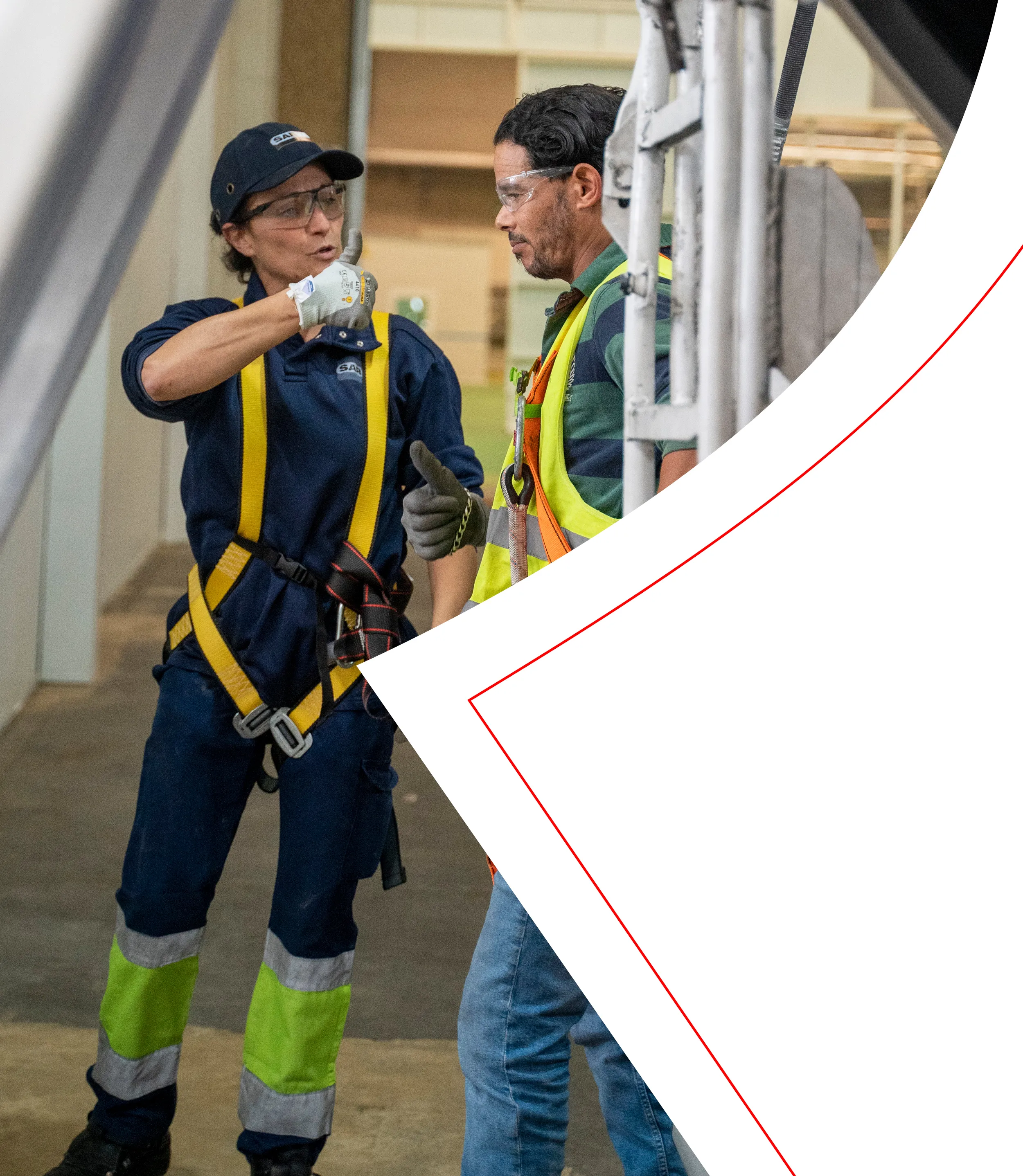 Abstraktes, modernes Design mit weißen, wellenförmigen Linien auf schwarzem Hintergrund, symbolisiert Innovation in der Fertigung.