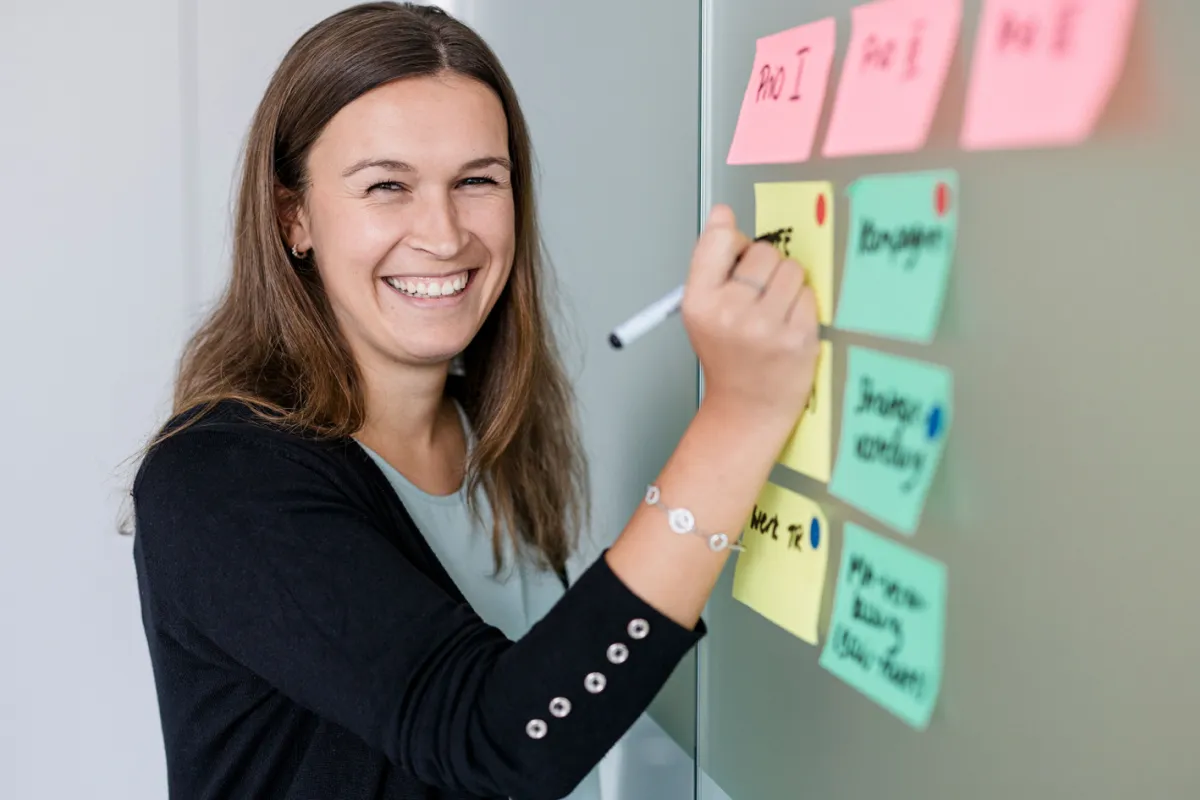 Menschen arbeiten zusammen