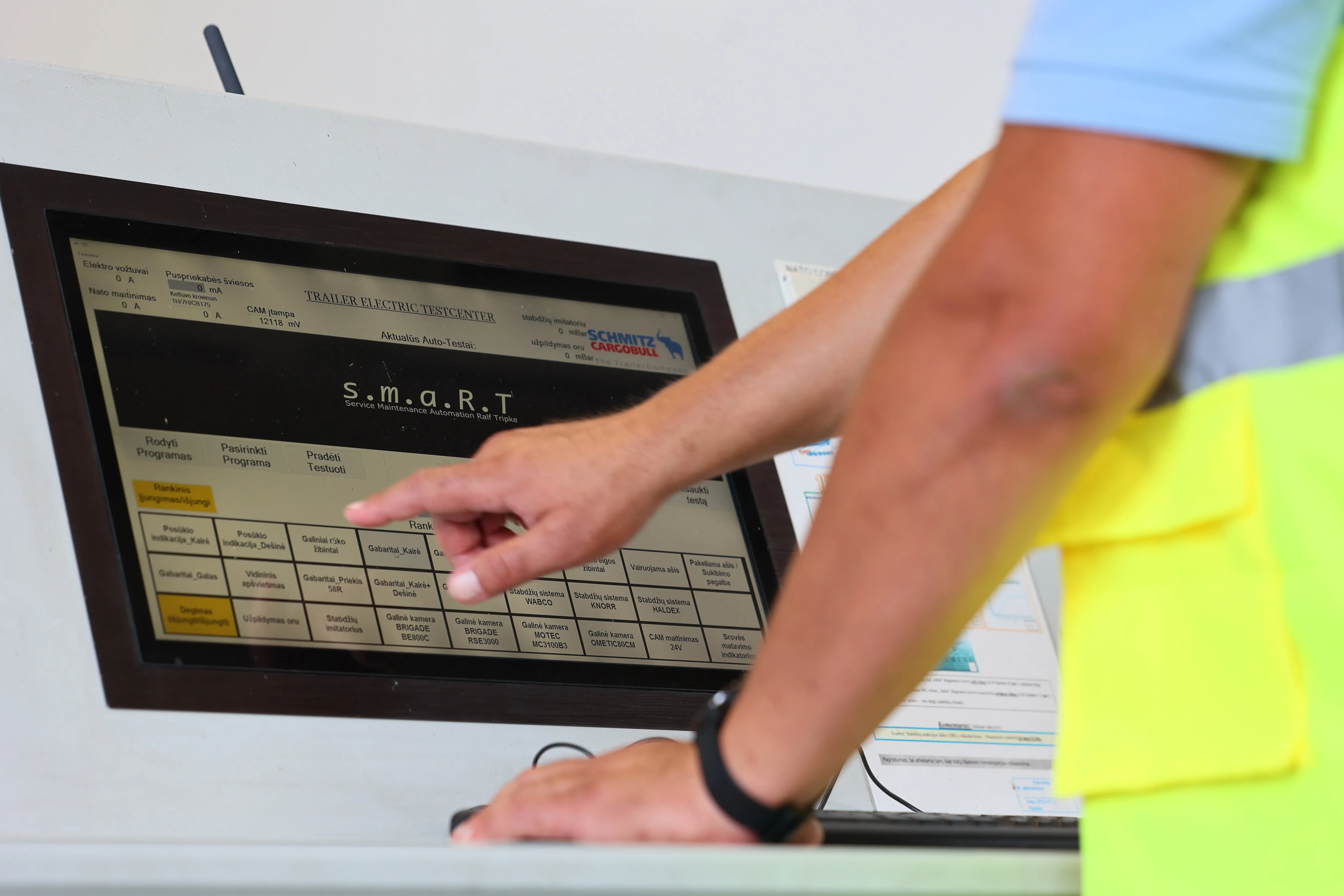 Checking out the s.m.a.r.t system at Schmitz Cargobull AG on a touchscreen—tech in action!