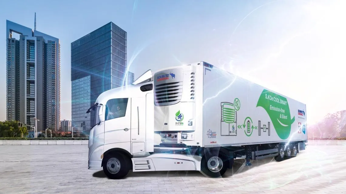 Ein moderner Schmitz Cargobull Lkw mit emissionsfreiem Kühlauflieger in einer urbanen Umgebung.