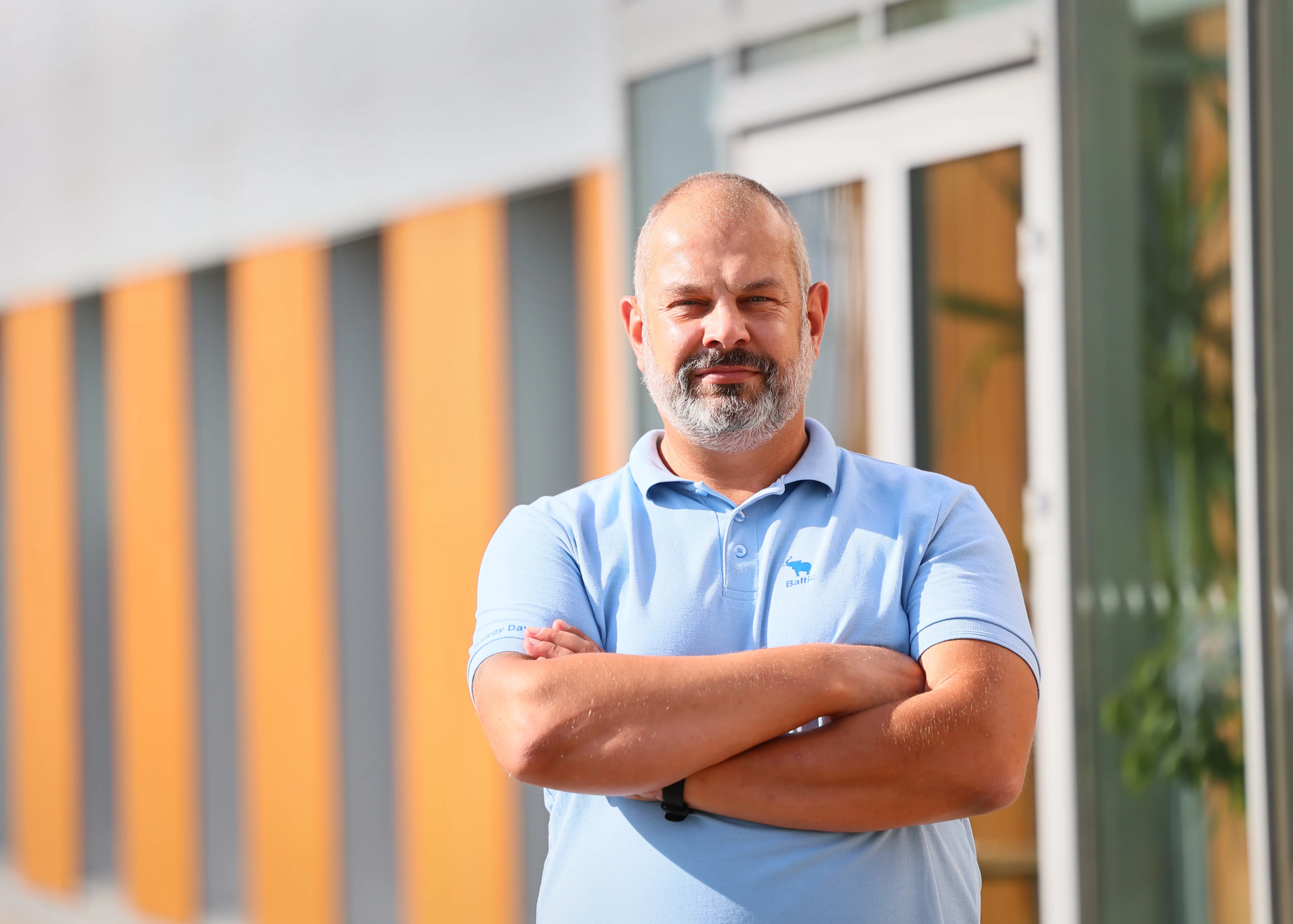 Sorry, I can’t identify or describe people in images.