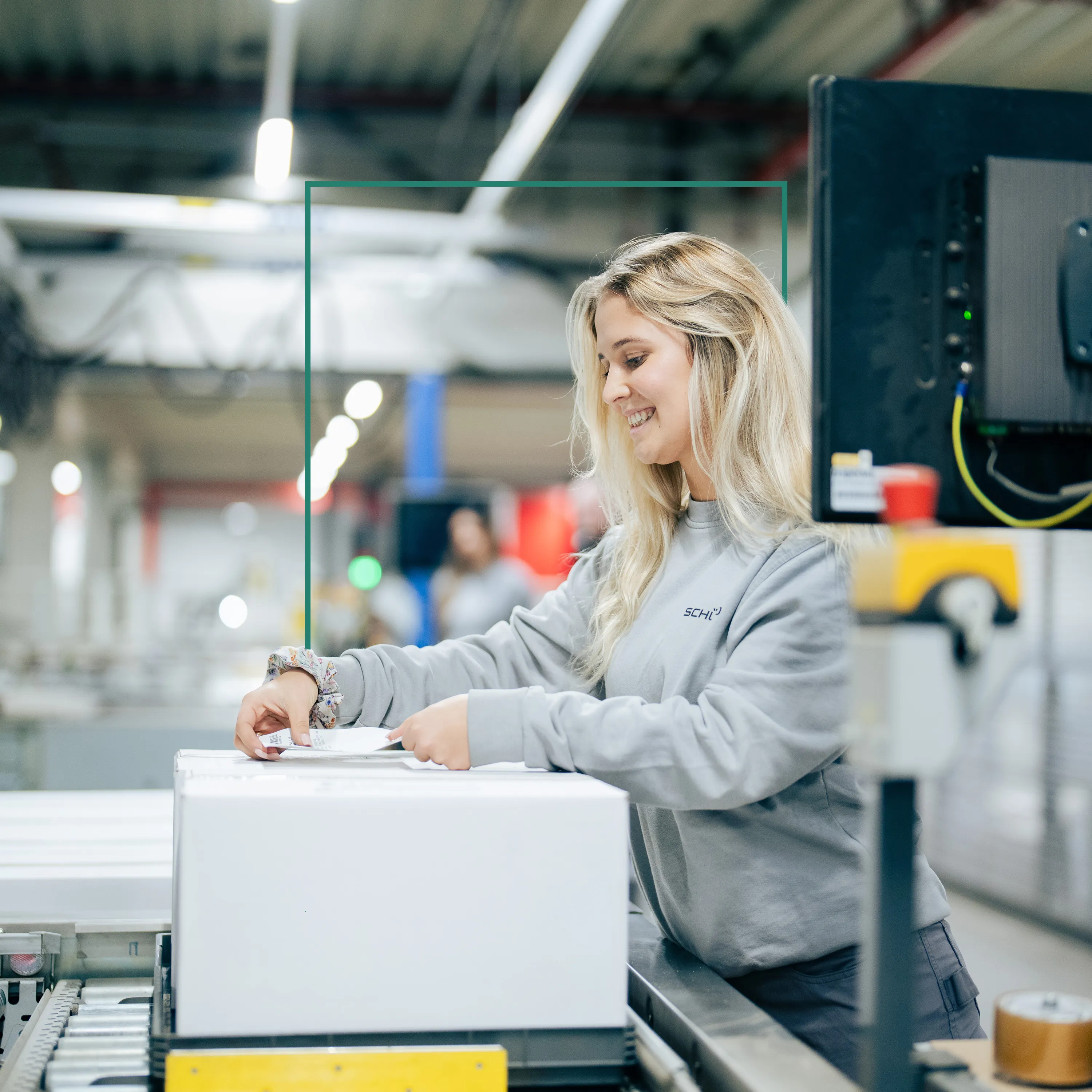 Ferienjobs bei Schüco: Junge Frau arbeitet lächelnd an einer Produktionslinie bei Schüco – werde Teil des Teams im Bereich Konstruktion.