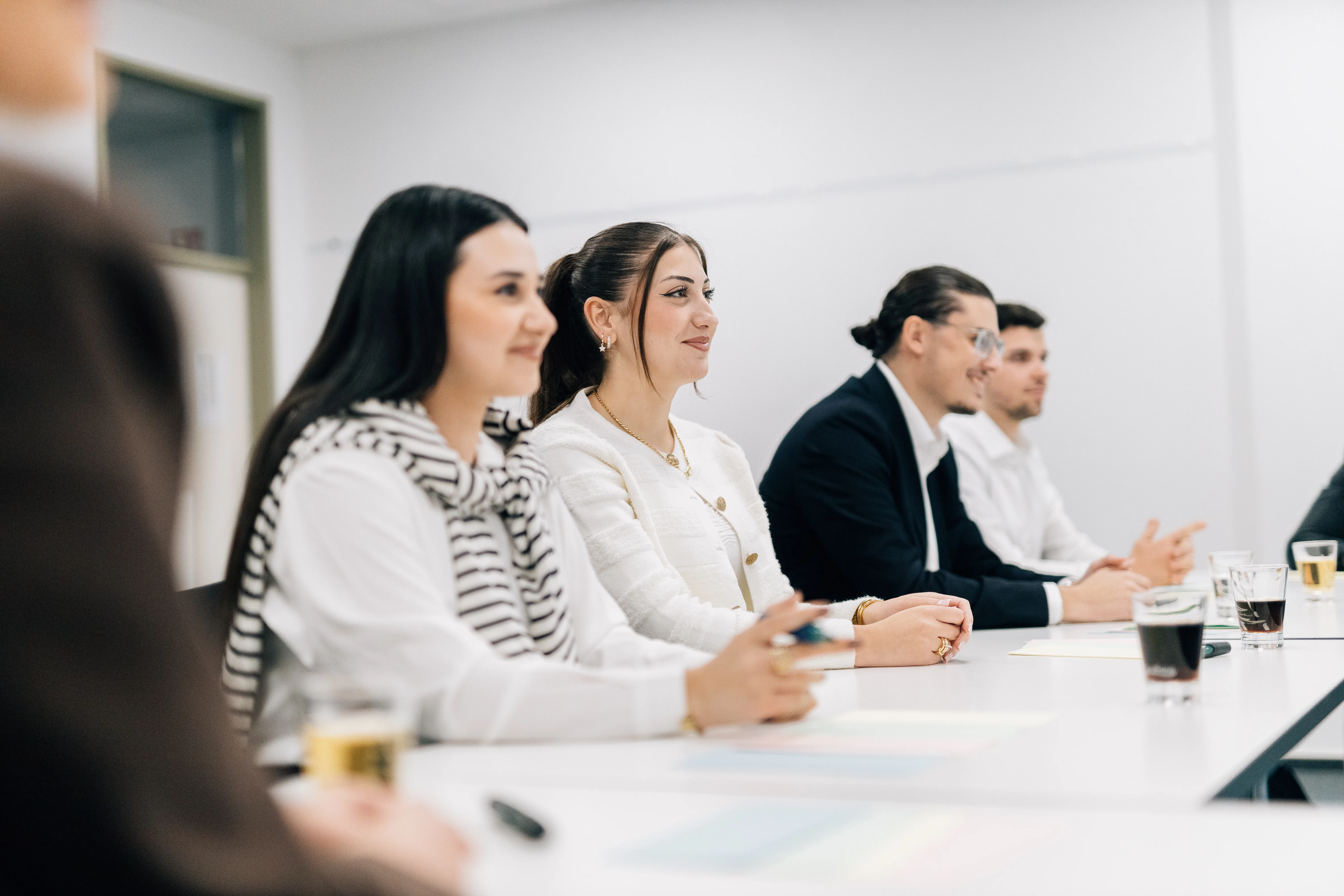 Ein rotes Sparschwein mit Sparkassen-Logo steht auf einem gepflasterten Weg.