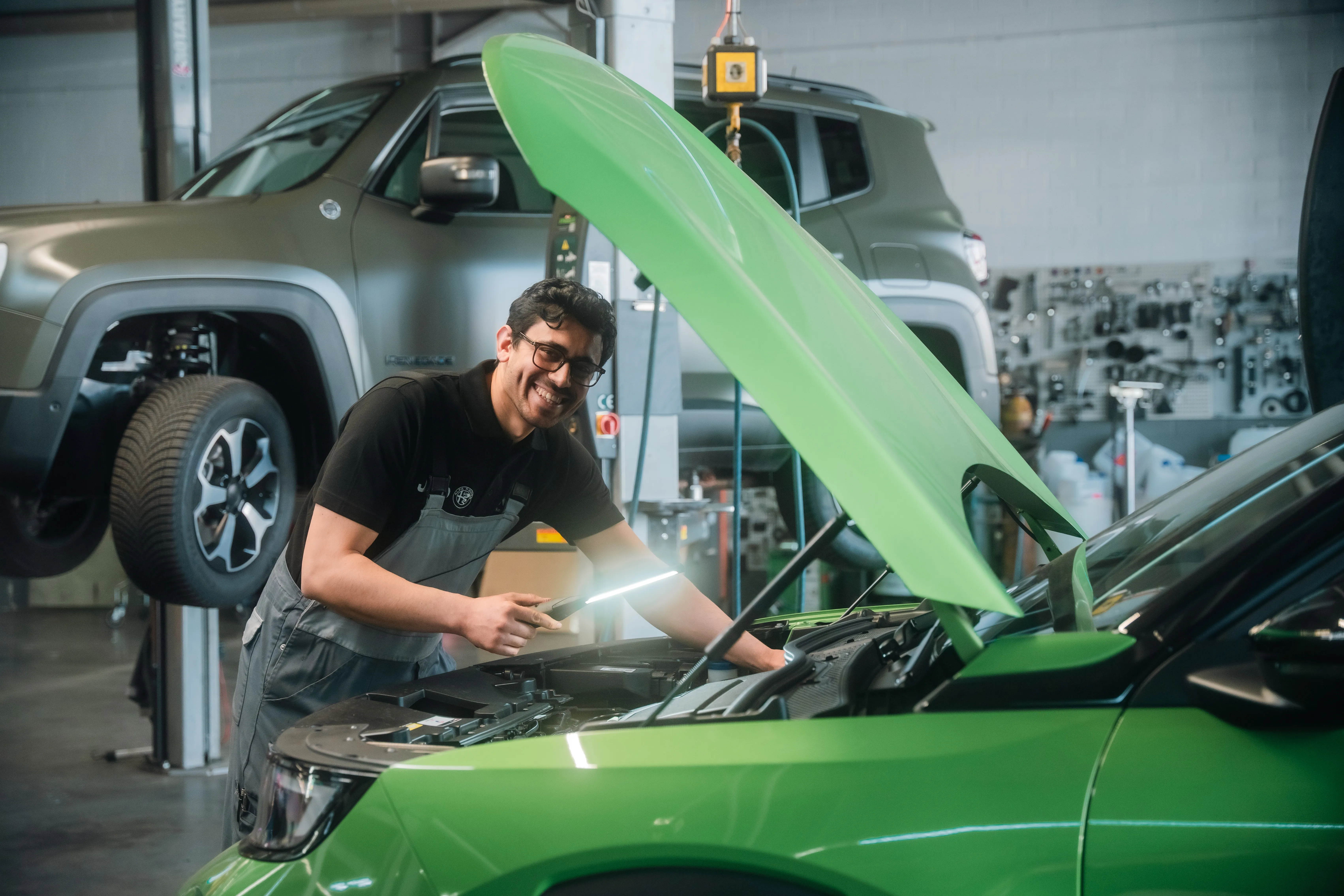 Moderne Architektur mit weißen Wänden und geometrischen Formen, passend für die innovative Automobilindustrie von Stellantis.