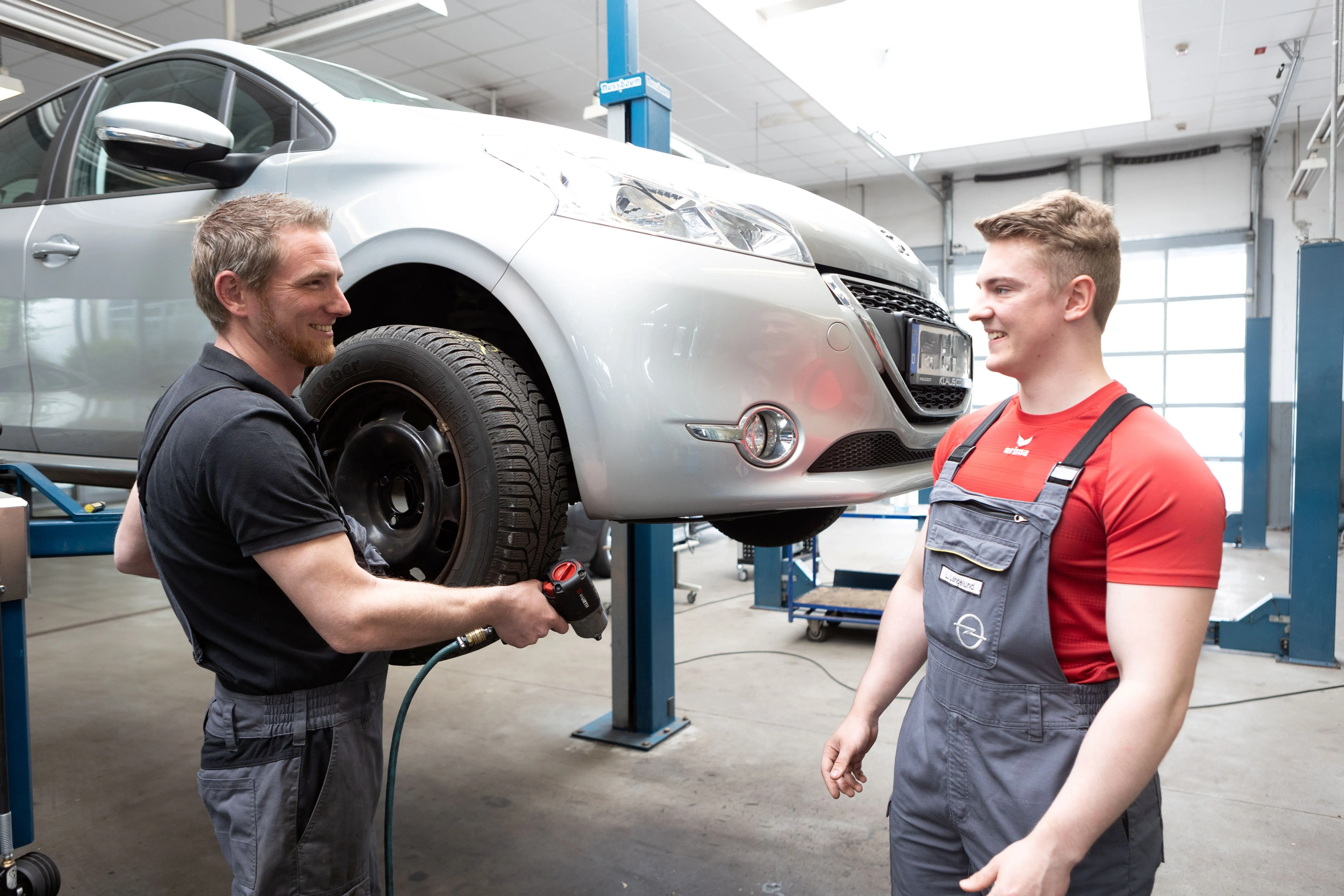 Moderne Architektur mit weißen Wänden und geometrischen Formen, passend für die innovative Automobilindustrie von Stellantis.