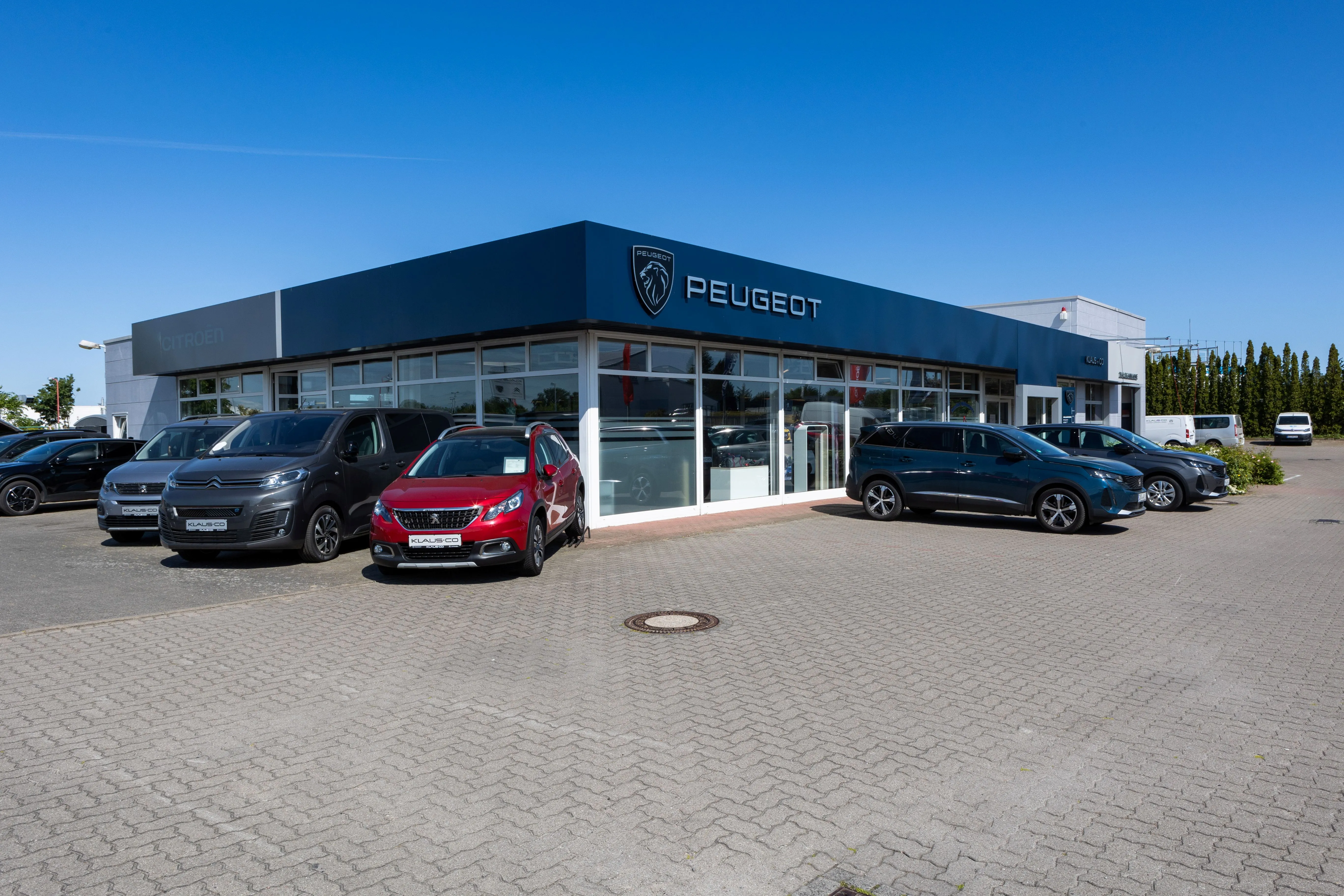 Moderne Architektur mit weißen Wänden und geometrischen Formen, passend für die innovative Automobilindustrie von Stellantis.