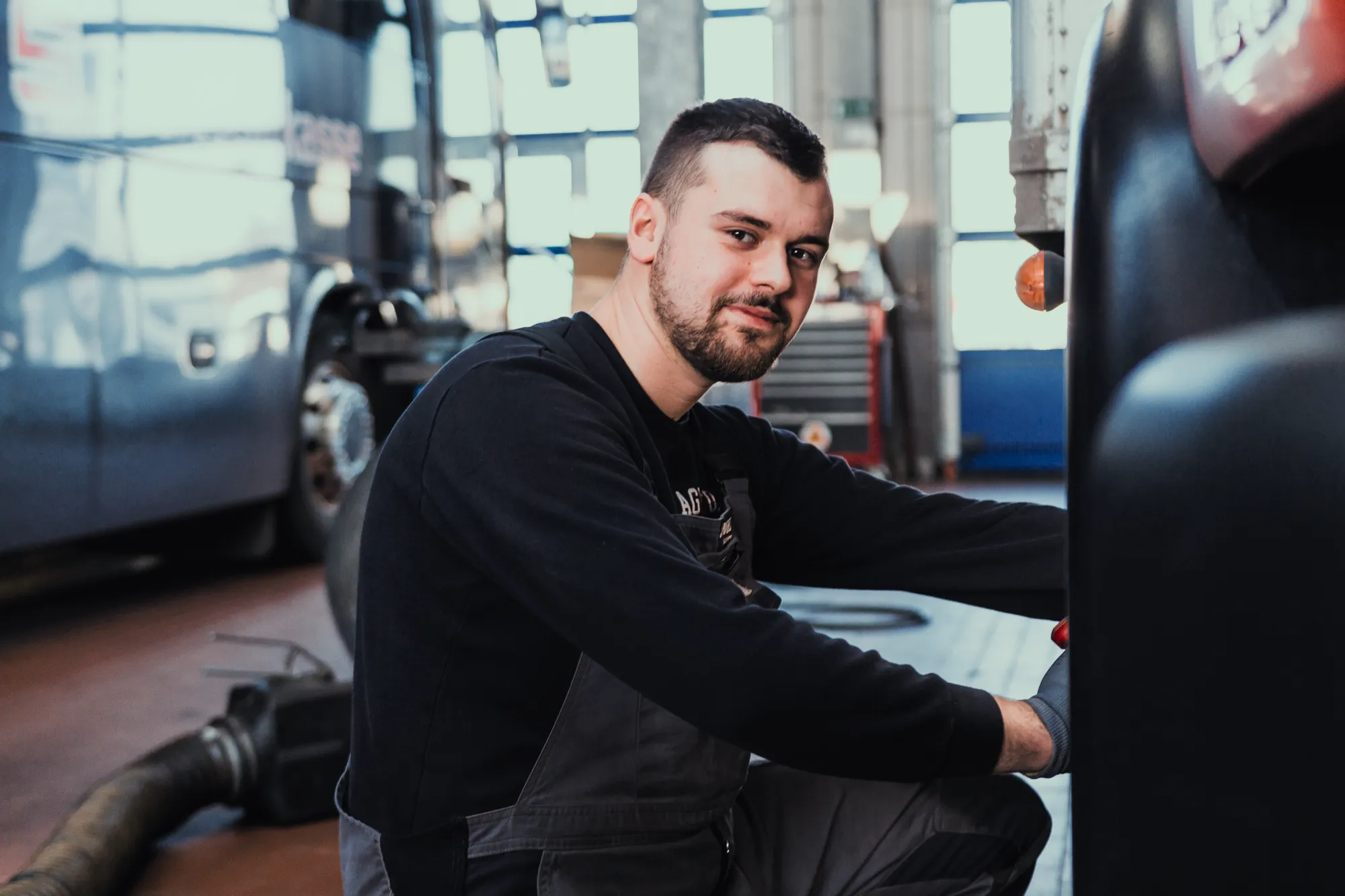 Moderne Architektur mit weißen Wänden und geometrischen Formen, passend für die innovative Automobilindustrie von Stellantis.