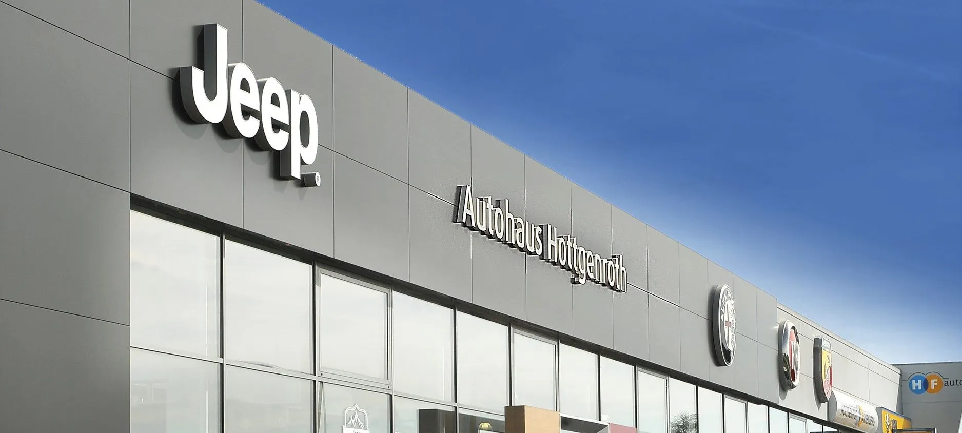 Moderne Architektur mit weißen Wänden und geometrischen Formen, passend für die innovative Automobilindustrie von Stellantis.