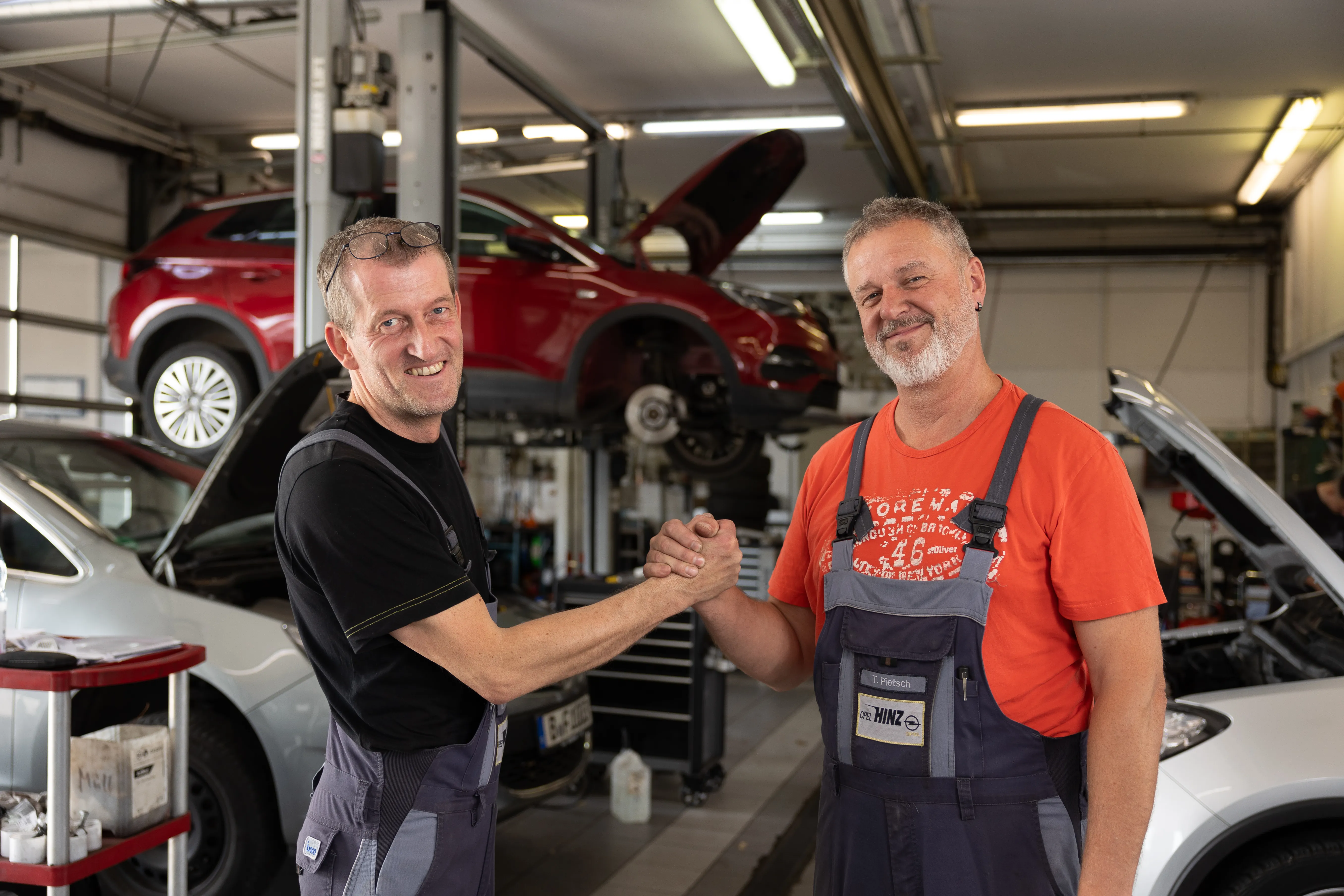 Moderne Architektur mit weißen Wänden und geometrischen Formen, passend für die innovative Automobilindustrie von Stellantis.