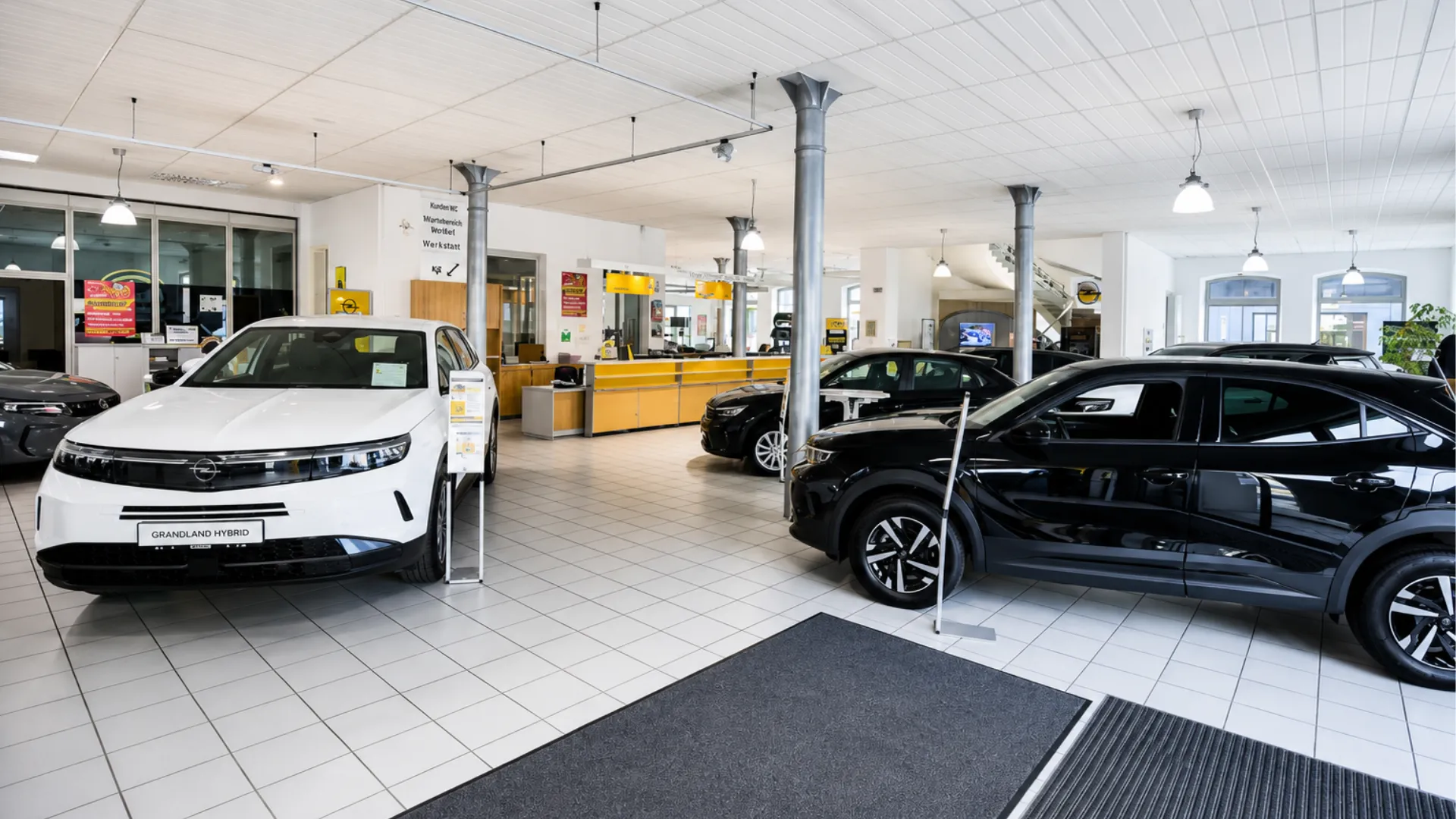 Moderne Architektur mit weißen Wänden und geometrischen Formen, passend für die innovative Automobilindustrie von Stellantis.