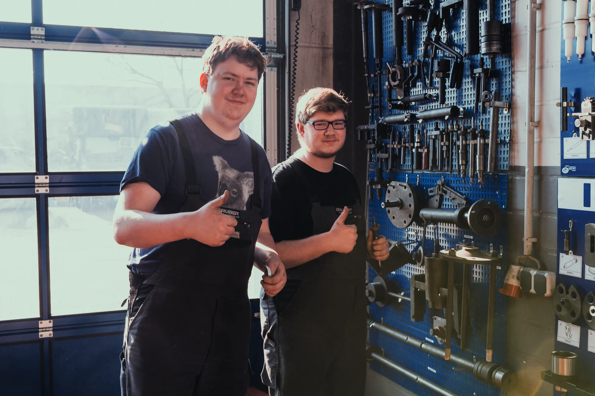 Moderne Architektur mit weißen Wänden und geometrischen Formen, passend für die innovative Automobilindustrie von Stellantis.