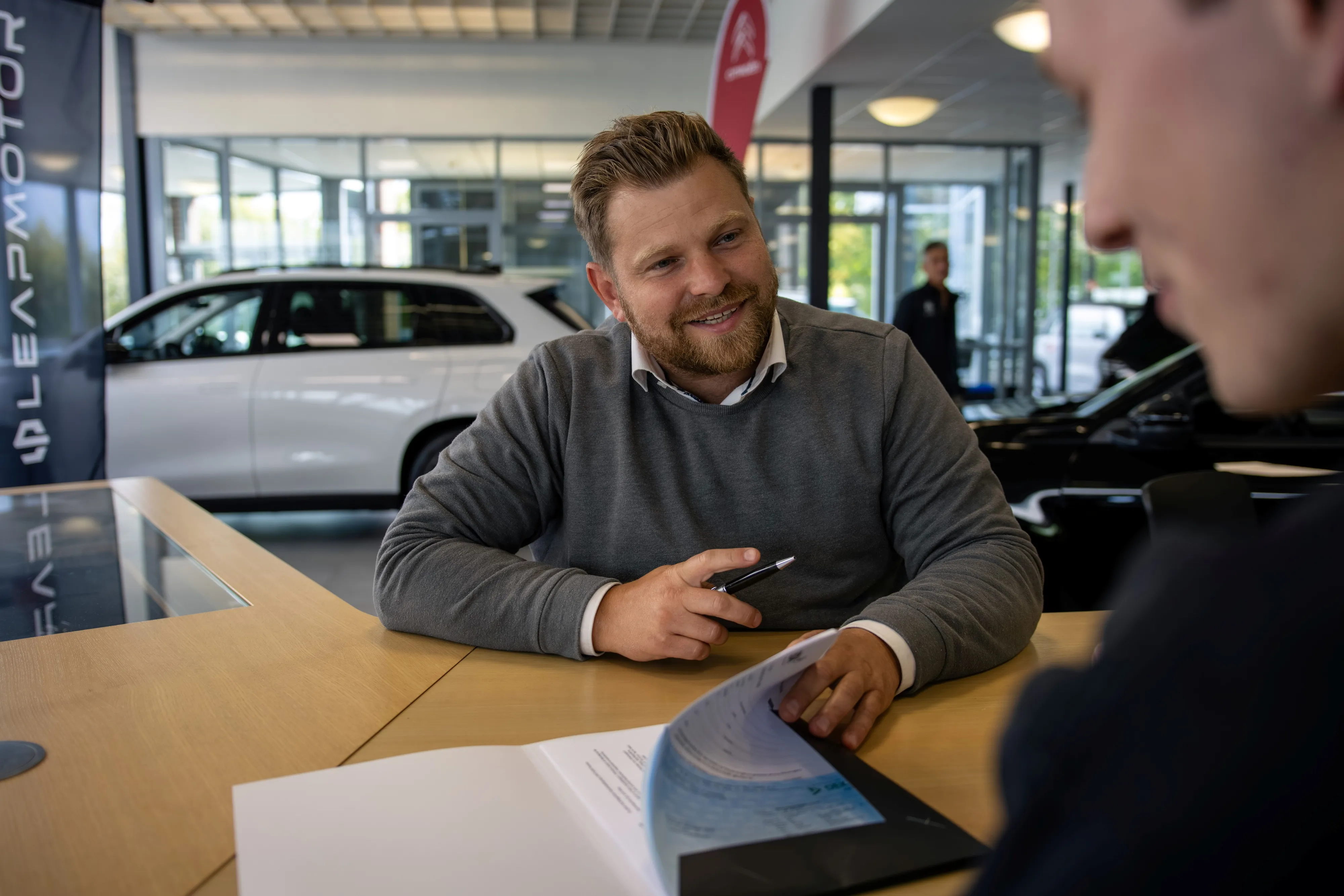 Moderne Architektur mit weißen Wänden und geometrischen Formen, passend für die innovative Automobilindustrie von Stellantis.