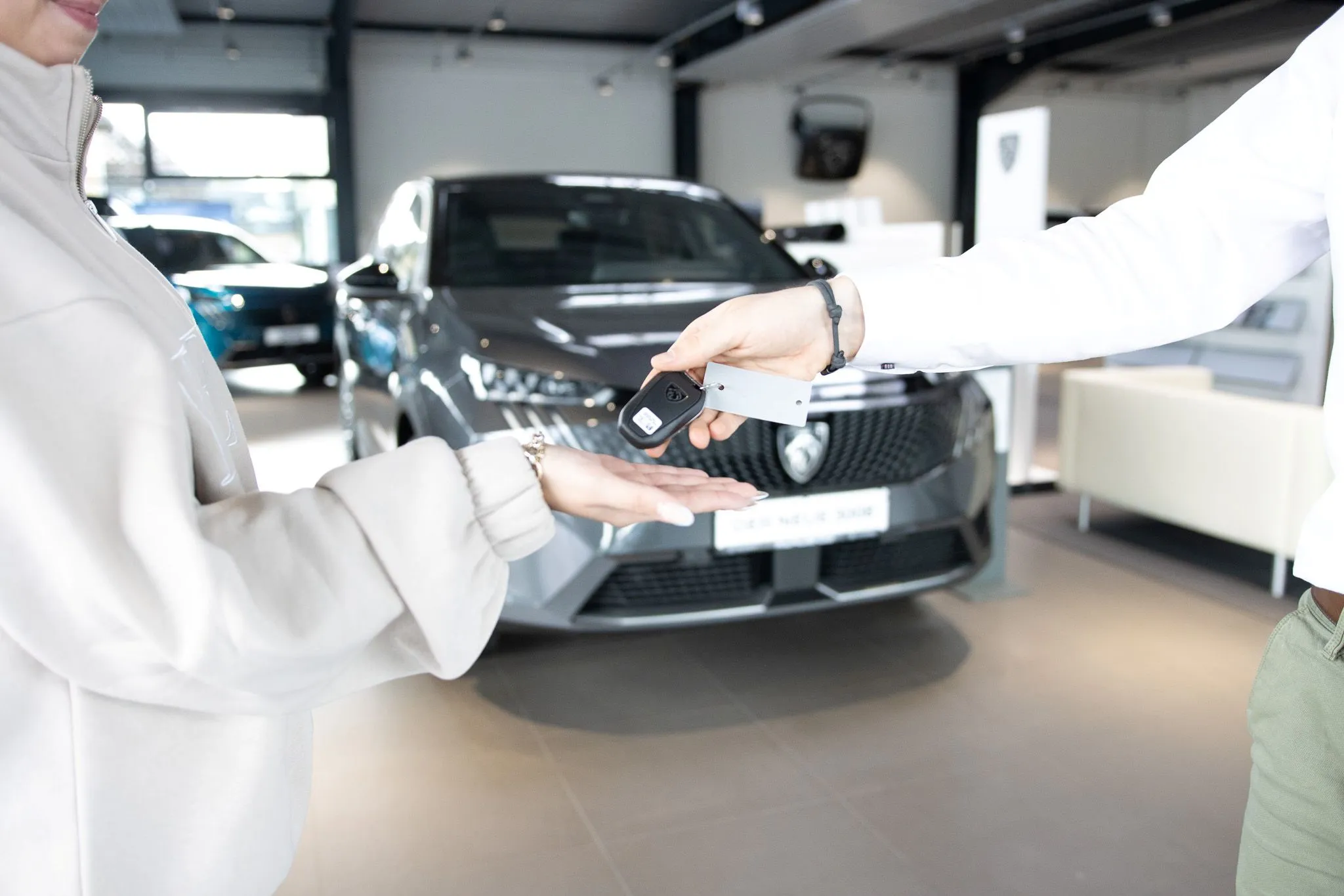 Moderne Architektur mit weißen Wänden und geometrischen Formen, passend für die innovative Automobilindustrie von Stellantis.