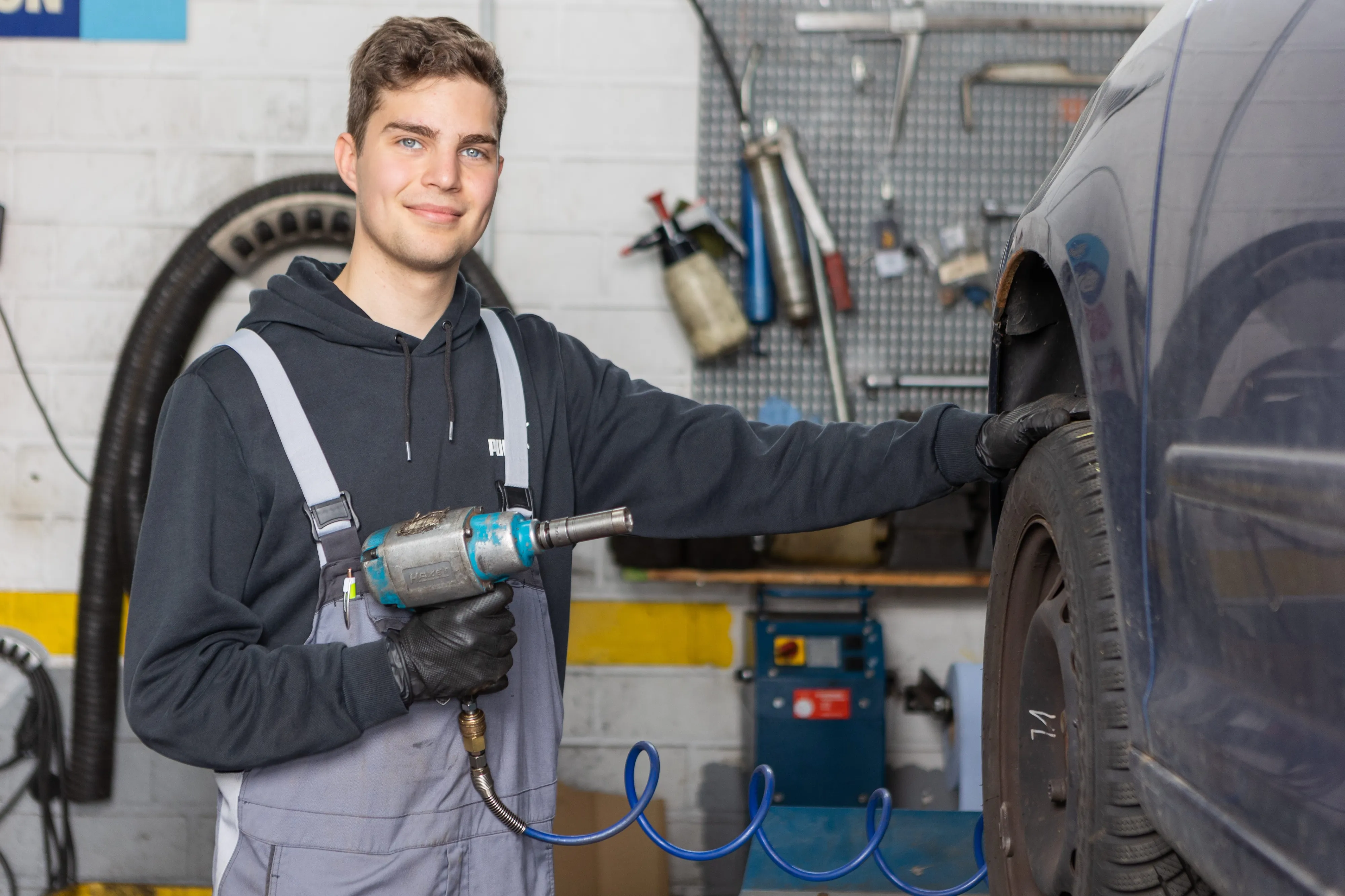 Moderne Architektur mit weißen Wänden und geometrischen Formen, passend für die innovative Automobilindustrie von Stellantis.