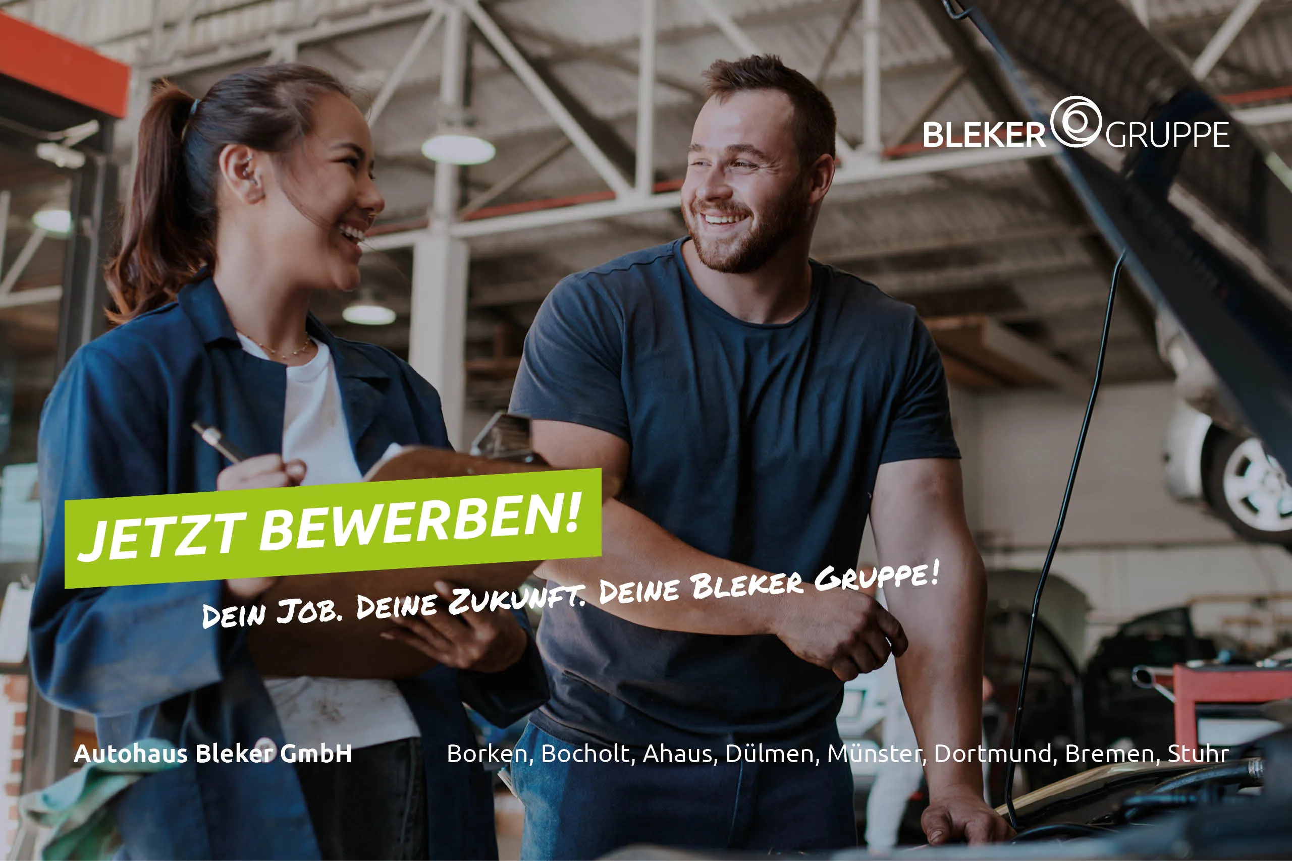 Zwei Personen in einer Werkstatt, lächelnd und im Gespräch, mit einem Auto im Hintergrund. Text "Jetzt bewerben!" im Vordergrund.