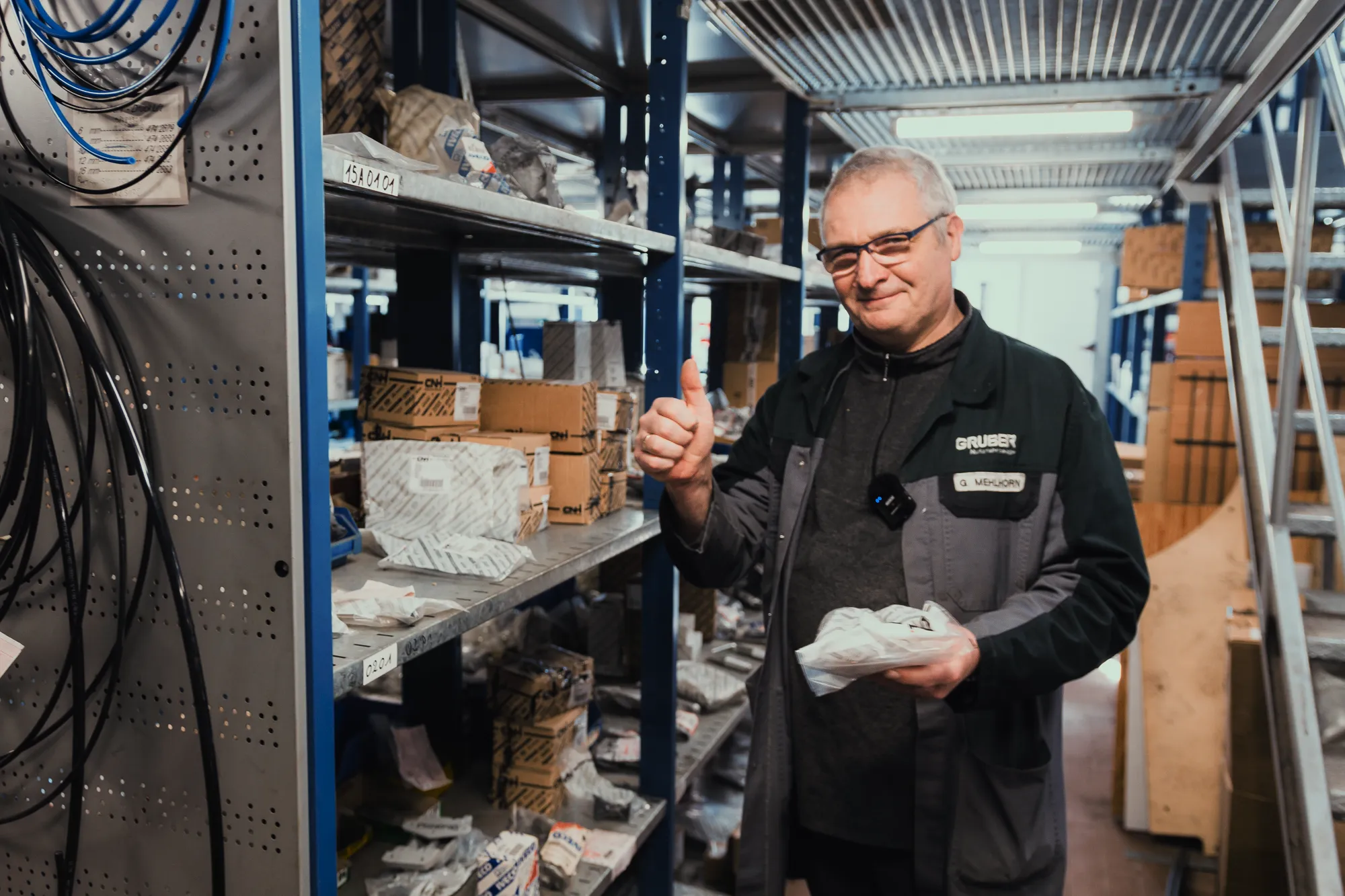 Moderne Architektur mit weißen Wänden und geometrischen Formen, passend für die innovative Automobilindustrie von Stellantis.