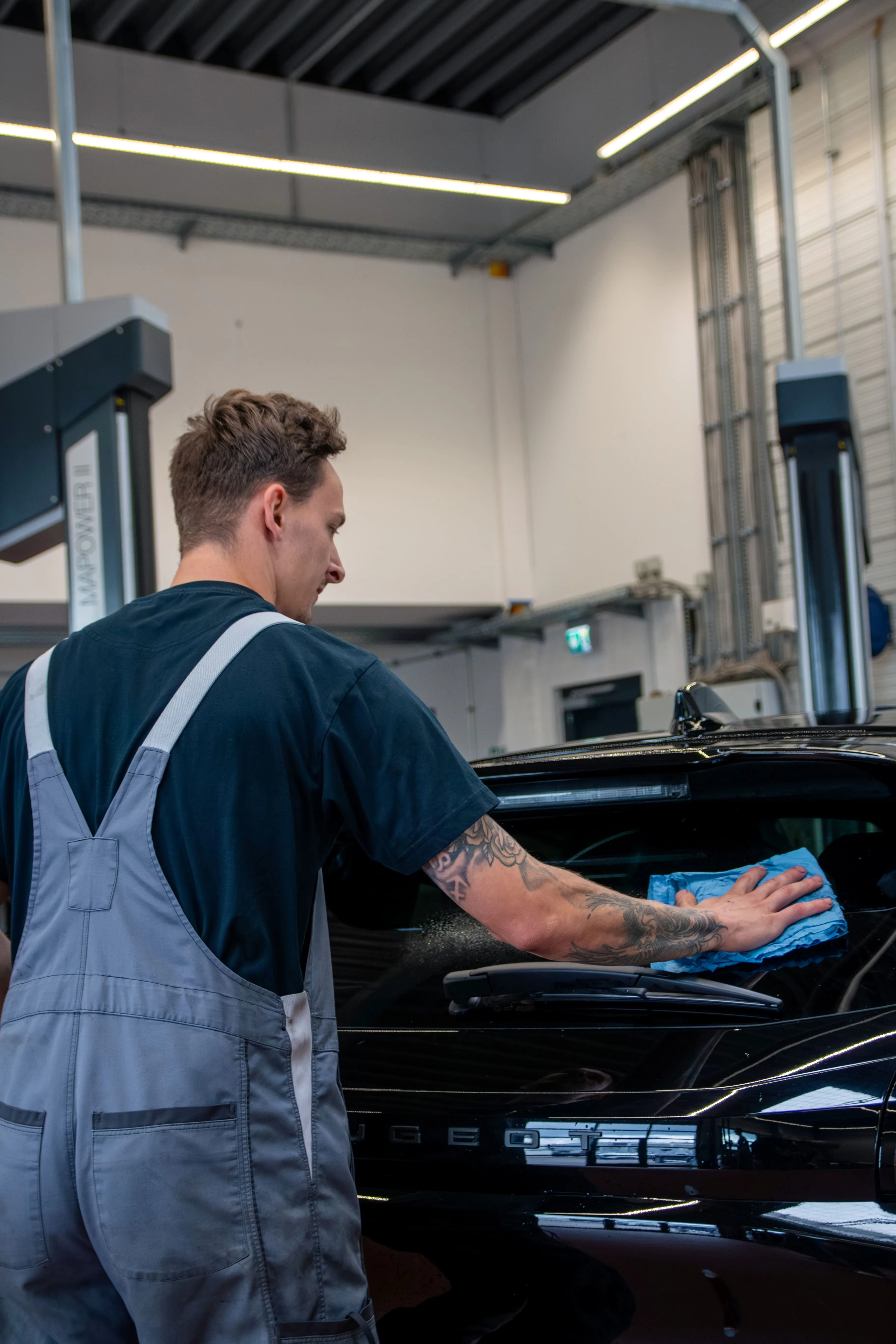 Moderne Architektur mit weißen Wänden und geometrischen Formen, passend für die innovative Automobilindustrie von Stellantis.