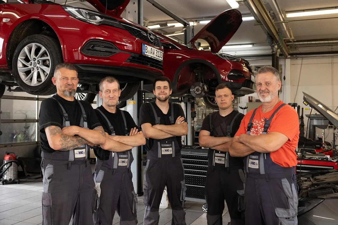 Moderne Architektur mit weißen Wänden und geometrischen Formen, passend für die innovative Automobilindustrie von Stellantis.