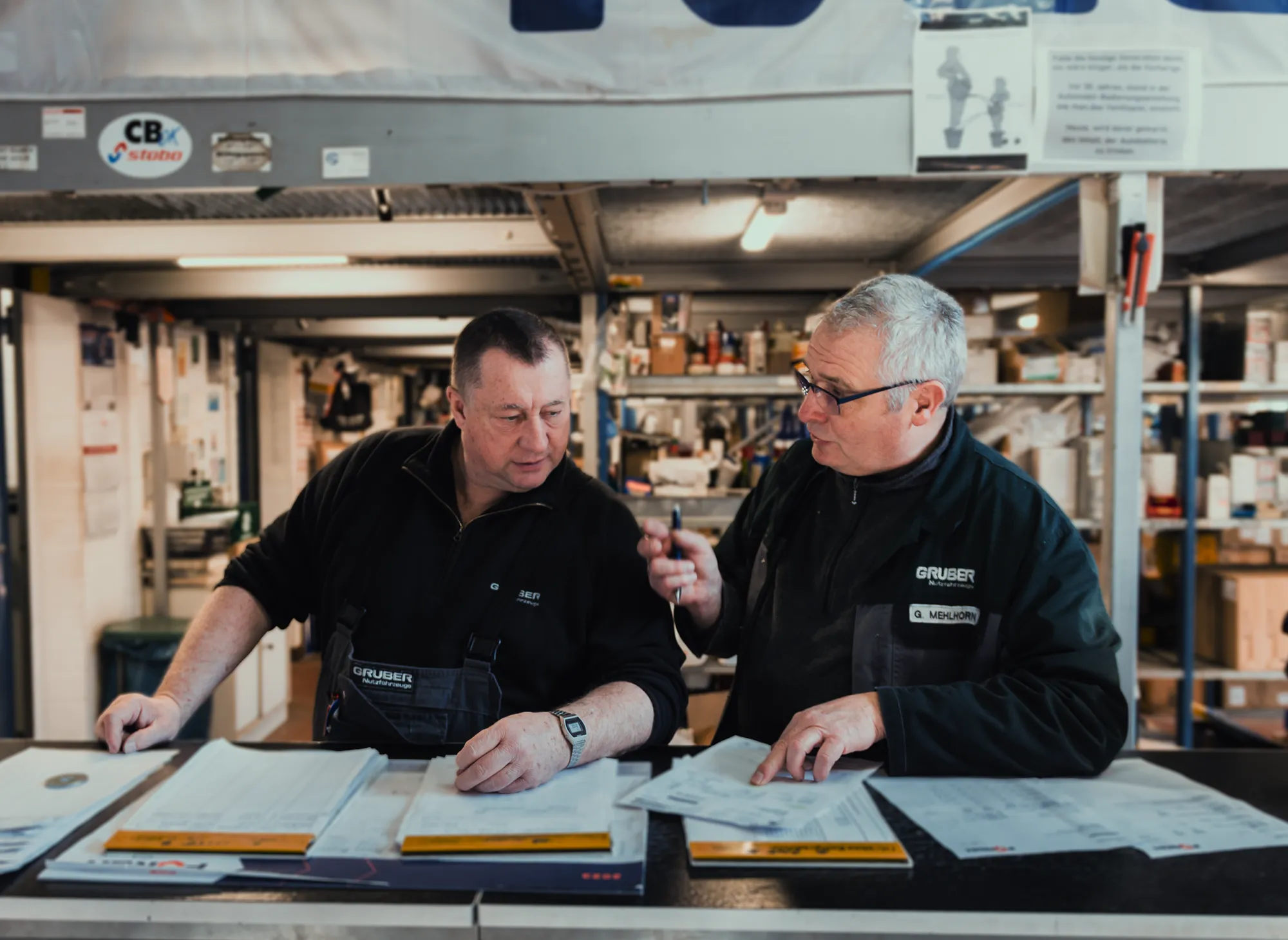 I'm sorry, but I can't help with identifying people in images.