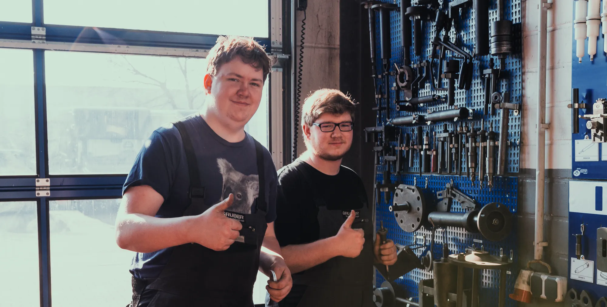 Moderne Architektur mit weißen Wänden und geometrischen Formen, passend für die innovative Automobilindustrie von Stellantis.