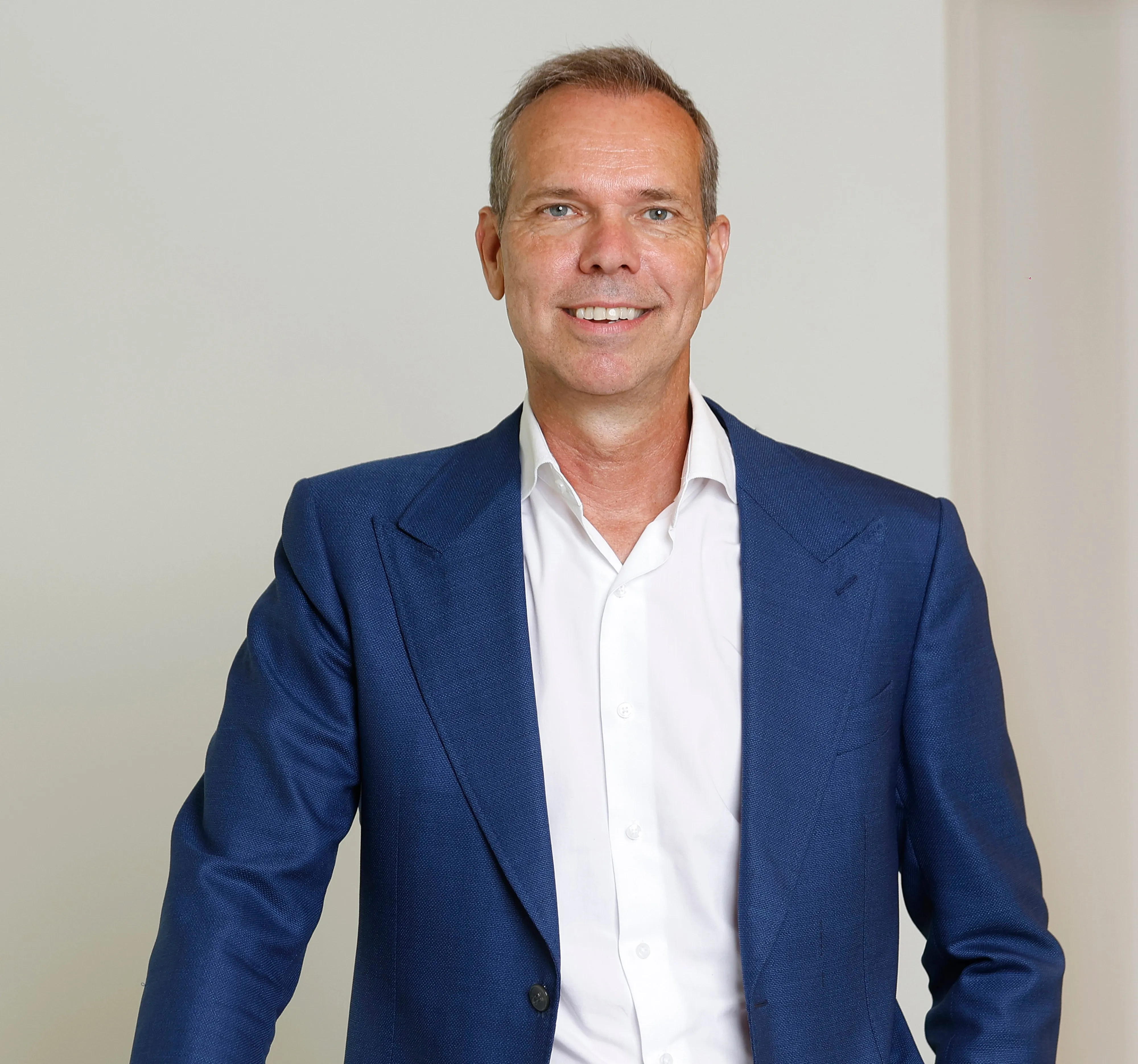 Eine lächelnde Mitarbeiterin im Lager von Storch-Ciret Business Services, die einen Scanner hält und Bestellungen überprüft.