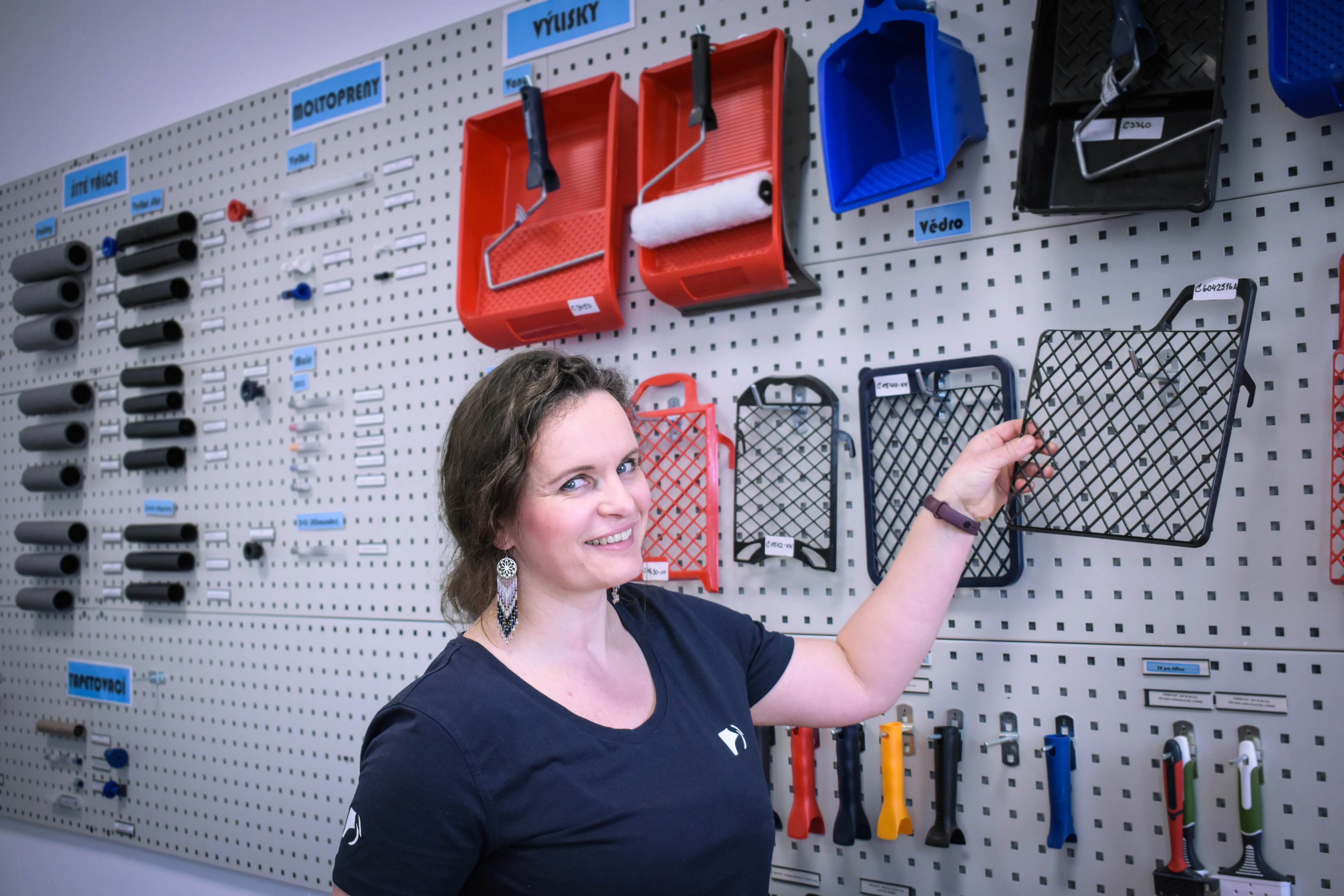 Ein junger Mann schreibt auf ein Whiteboard, während eine Frau aufmerksam zusieht. Büroatmosphäre bei Storch-Ciret.