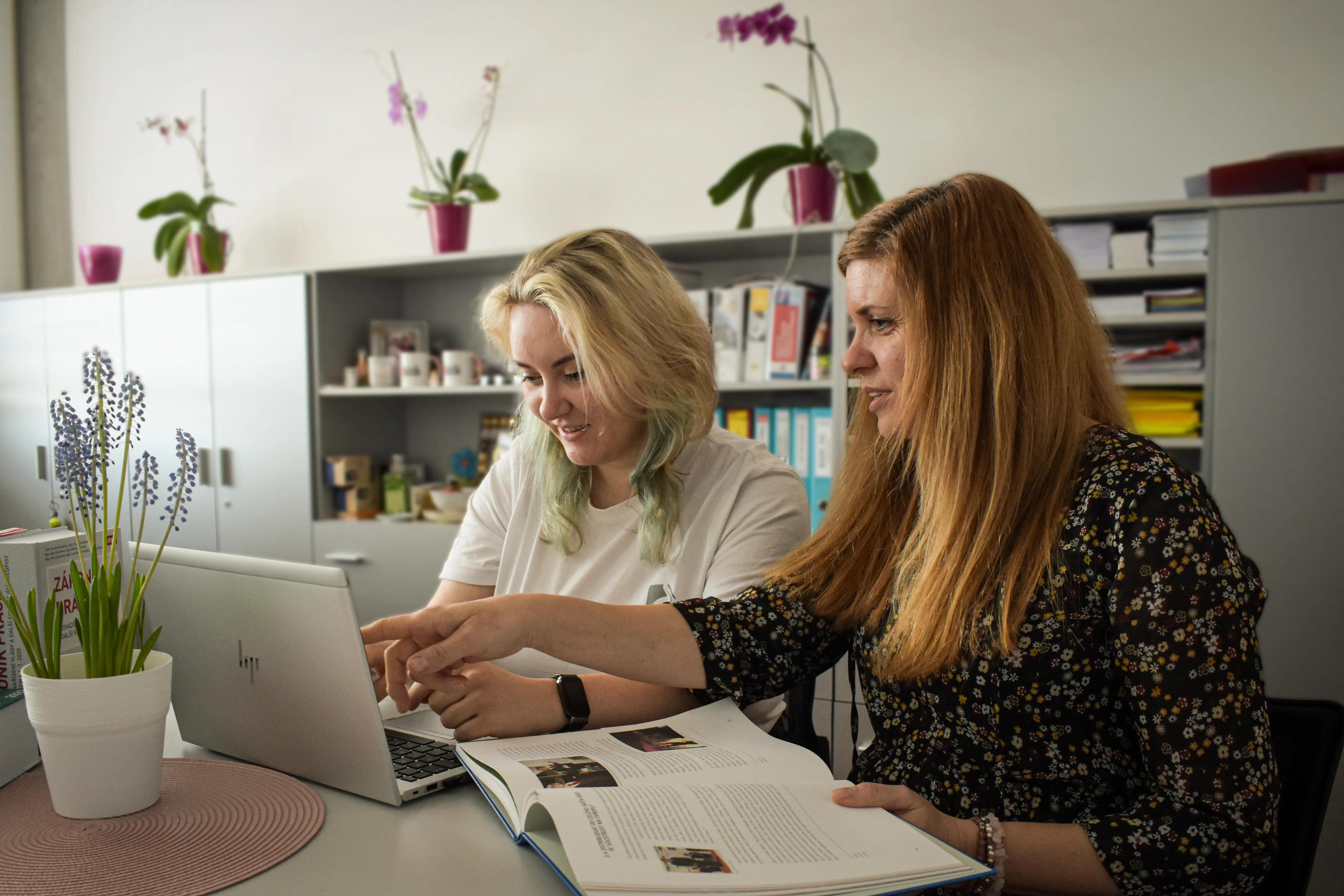 Ein Team von vier Kollegen bespricht ein Projekt am Computer in einem modernen Büro.
