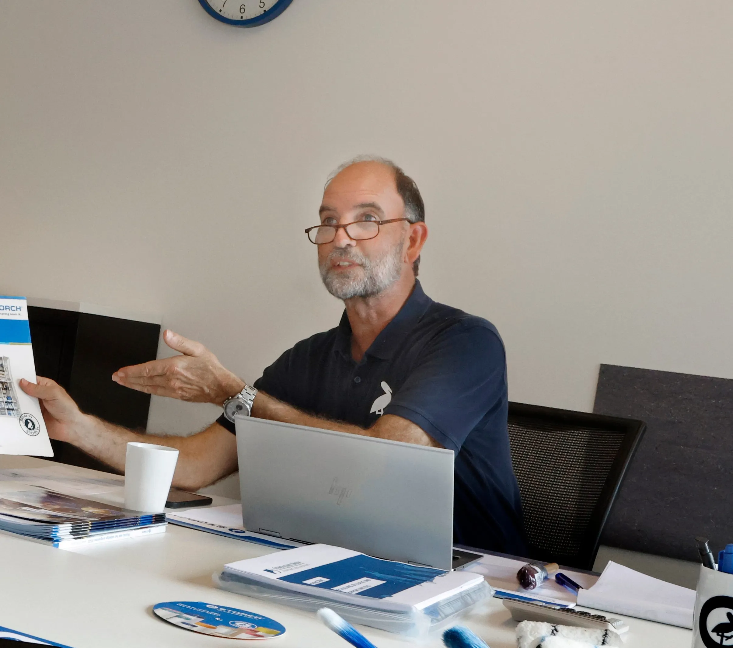 Ein junger Mann schreibt auf ein Whiteboard, während eine Frau aufmerksam zusieht. Büroatmosphäre bei Storch-Ciret.