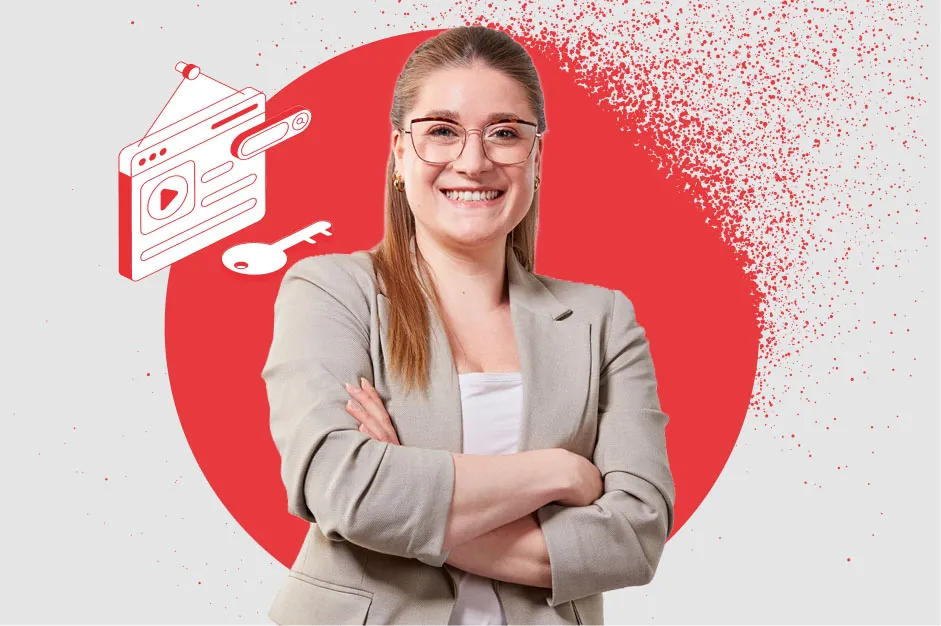 Junge Frau im Business-Outfit lächelt selbstbewusst, vor rotem Kreis, ideal für Deine Karriere im Food & Beverage Bereich.