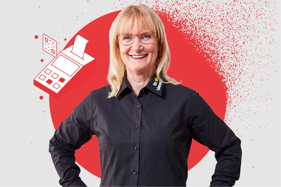 Freundliche Mitarbeiterin im schwarzen Hemd aus der Gastronomie lächelt, Kassensymbol im Hintergrund.