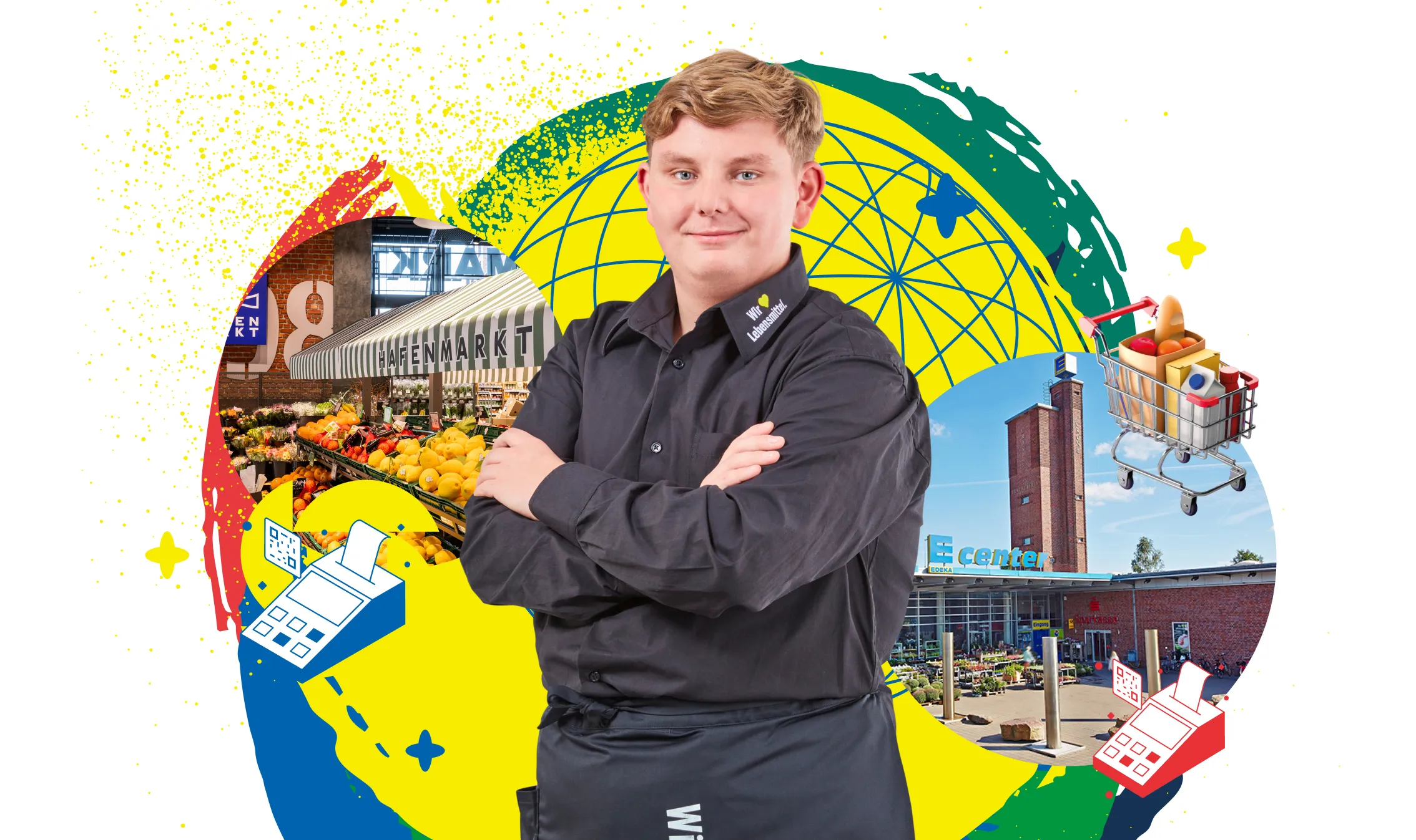 Junger Mitarbeiter im Supermarkt steht selbstbewusst vor buntem Hintergrund mit Lebensmitteln, Marktstand und Einkaufswagen.