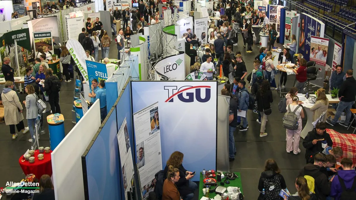 Viele Menschen besuchen eine Karrieremesse für Lebensmittel- und Getränkeberufe, um sich über Jobs zu informieren.