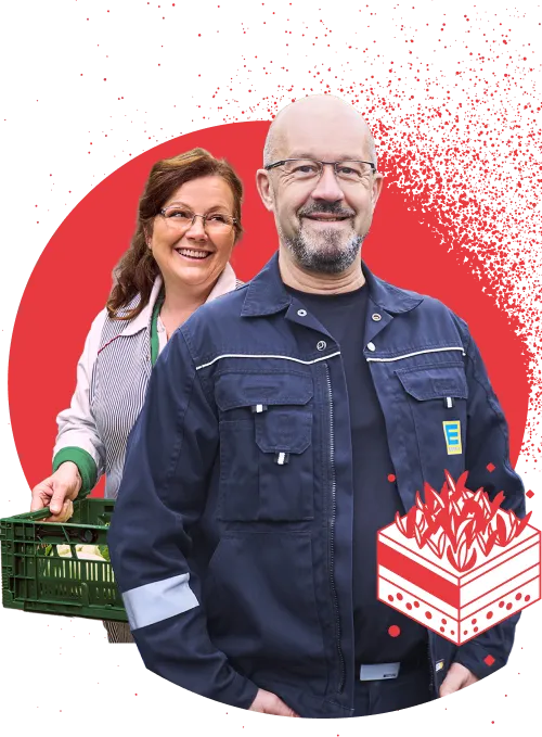 Zwei Mitarbeitende aus der Lebensmittelbranche lächeln freundlich, einer trägt Arbeitskleidung, die andere hält eine Gemüsekiste.