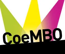 Logo mit dem Schriftzug „CoeMBO“ vor bunten Scheinwerferstrahlen, passend für Deine Karriere im Bereich Food & Beverage.