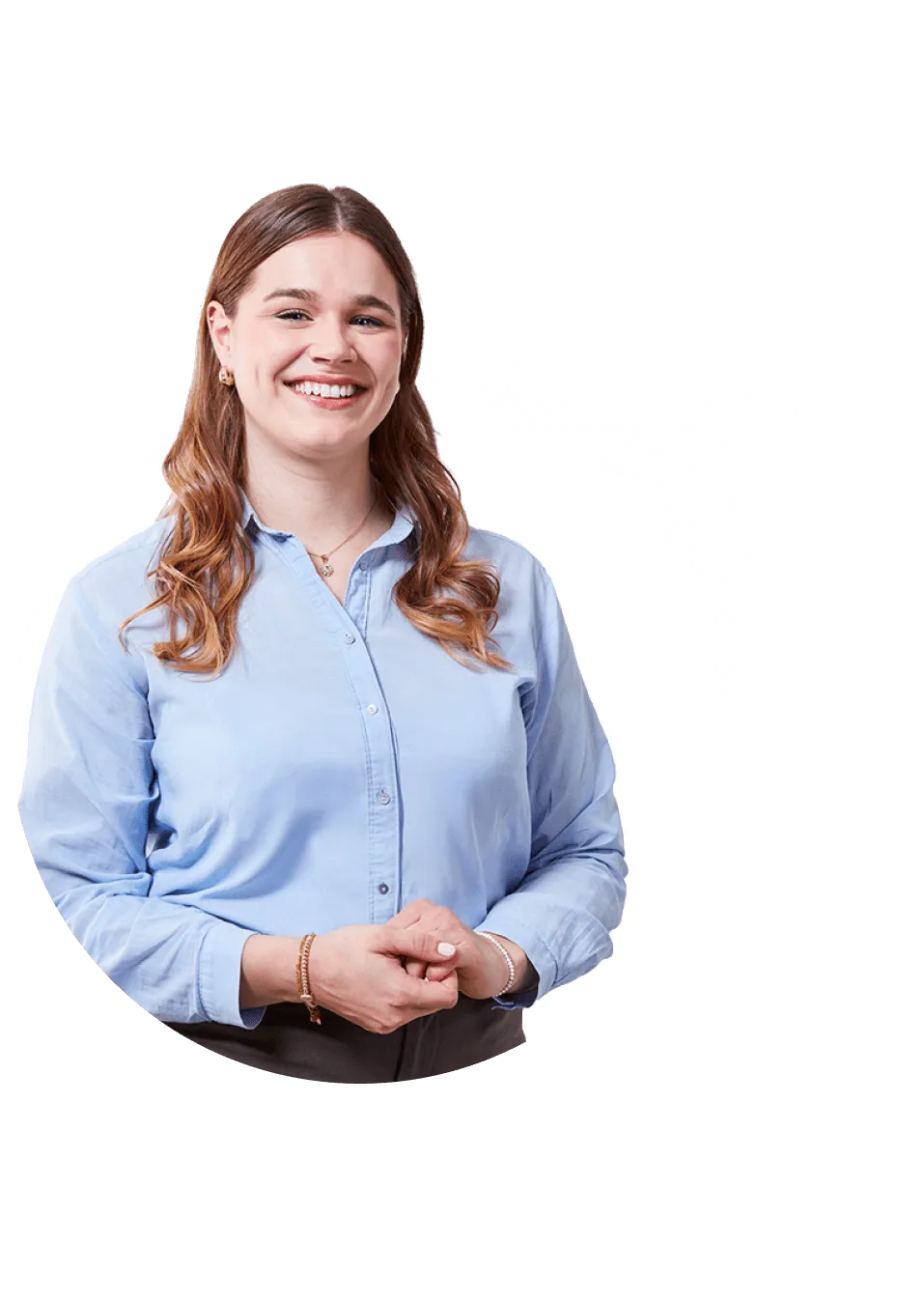 Junge Frau im blauen Hemd lächelt freundlich und lädt dich zu einer Karriere in der Food & Beverage Branche ein.