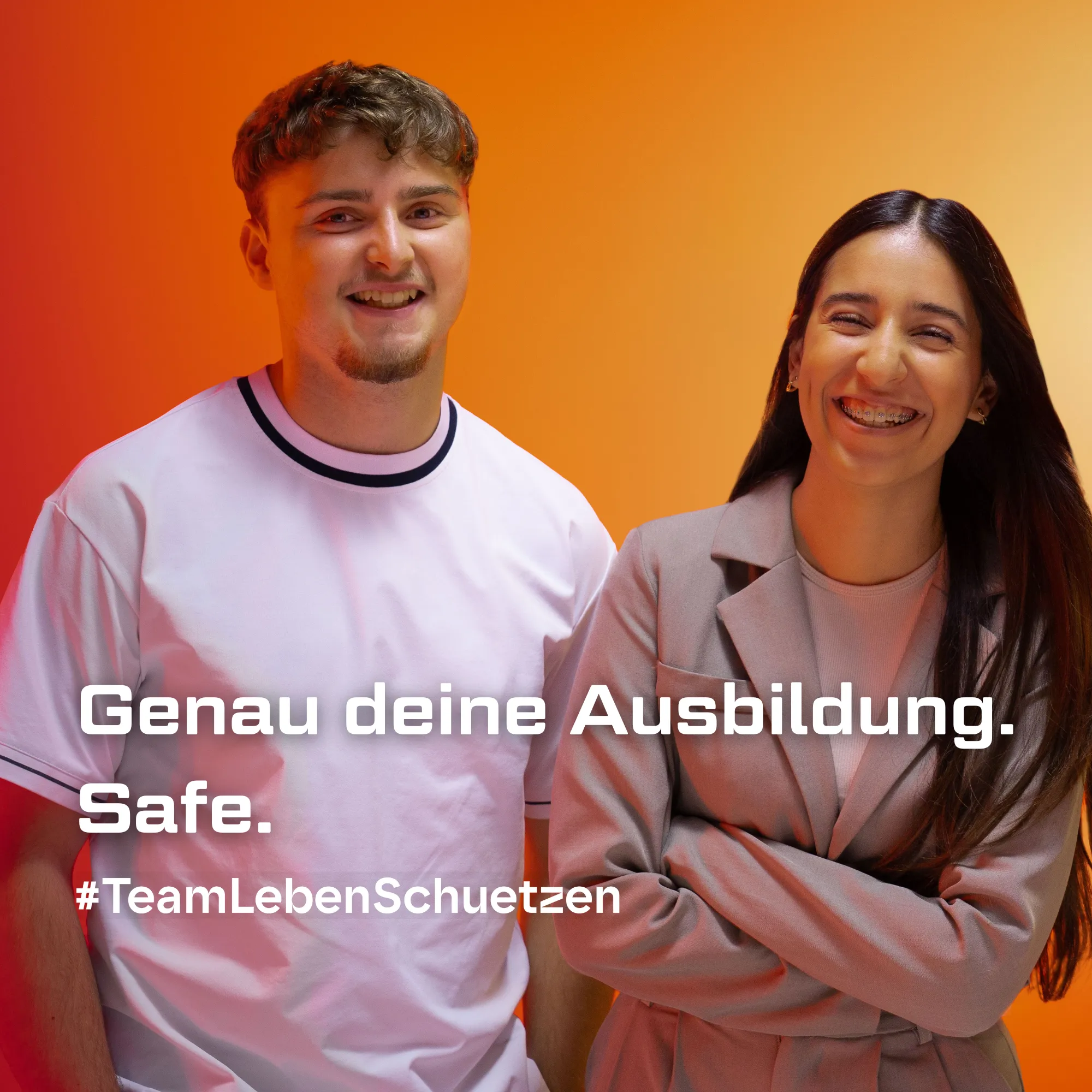 Ein junger Mann und eine junge Frau lächeln vor einem orangefarbenen Hintergrund. Text: "Genau deine Ausbildung. Safe. #TeamLebenSchuetzen".