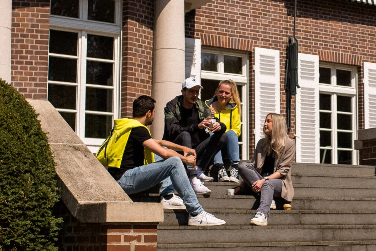 Tennis-Point employees sitting on steps