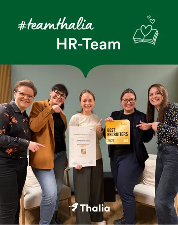 Fünf Mitglieder des HR-Teams von Thalia freuen sich gemeinsam und halten eine Auszeichnung in die Kamera.