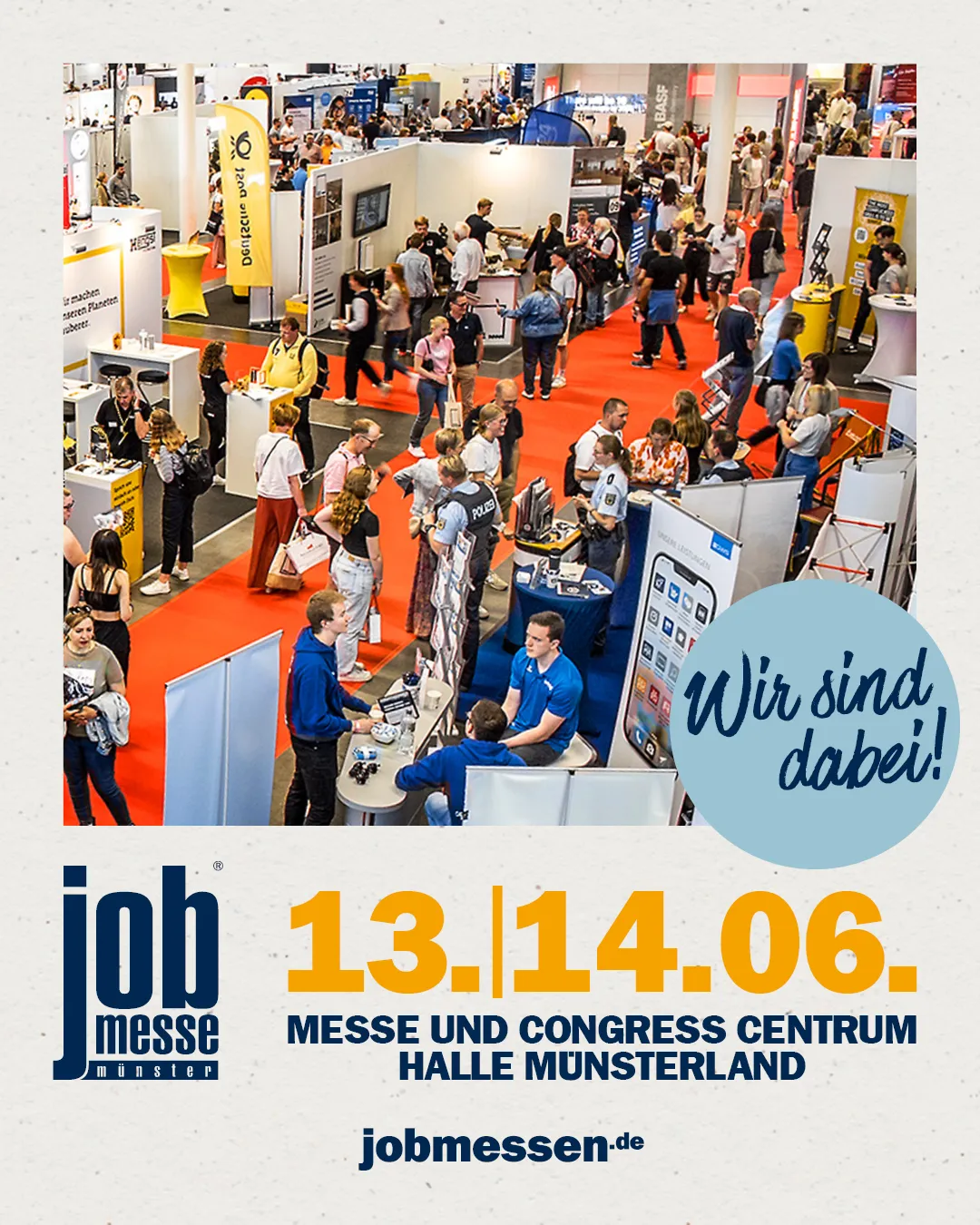 Viele Menschen besuchen eine Jobmesse mit Infoständen; Text: „Wir sind dabei! 13.-14.06. Messe und Congress Centrum Halle Münsterland.“